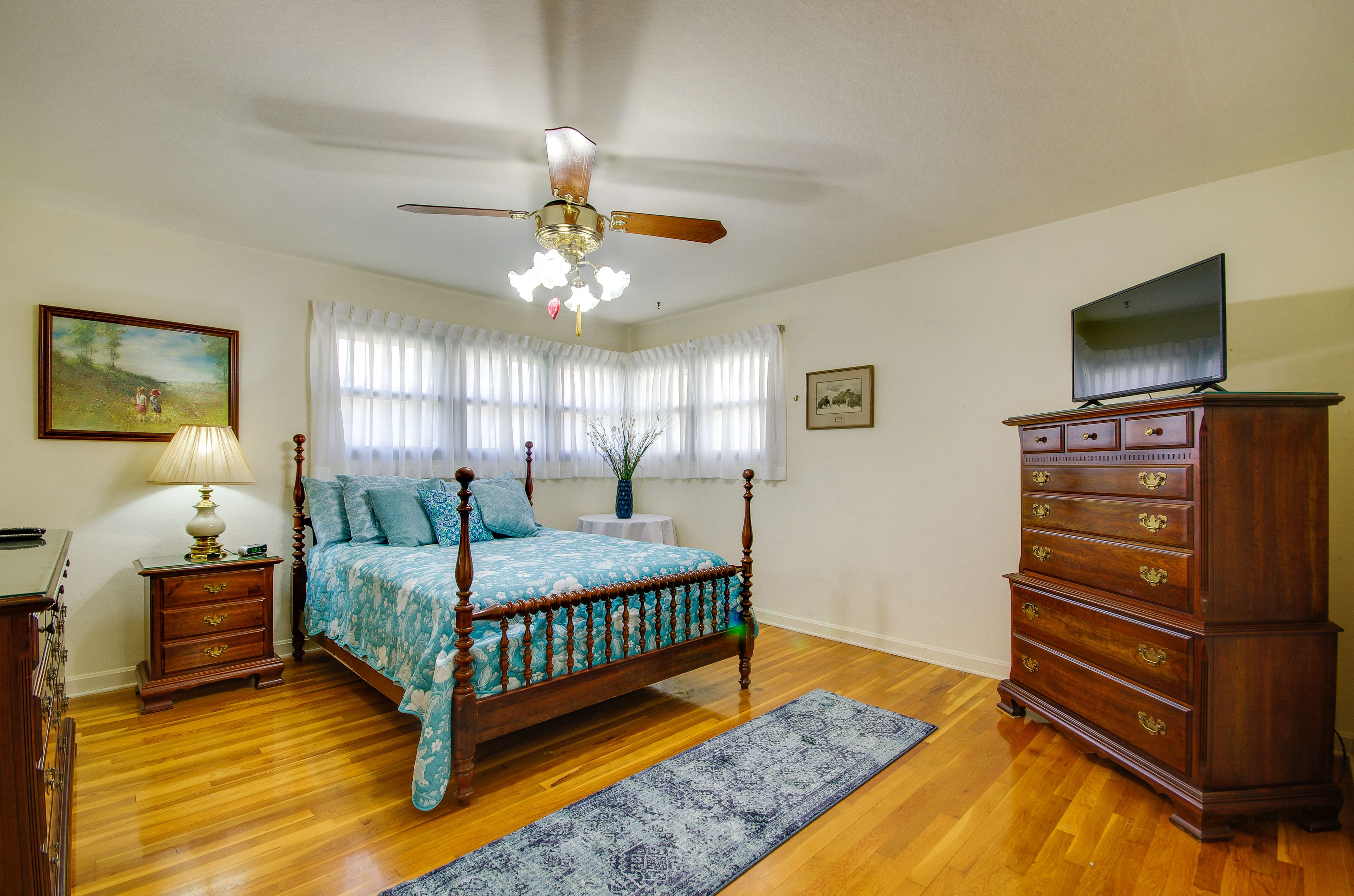 Bedroom 2 | Queen Bed | Smart TV