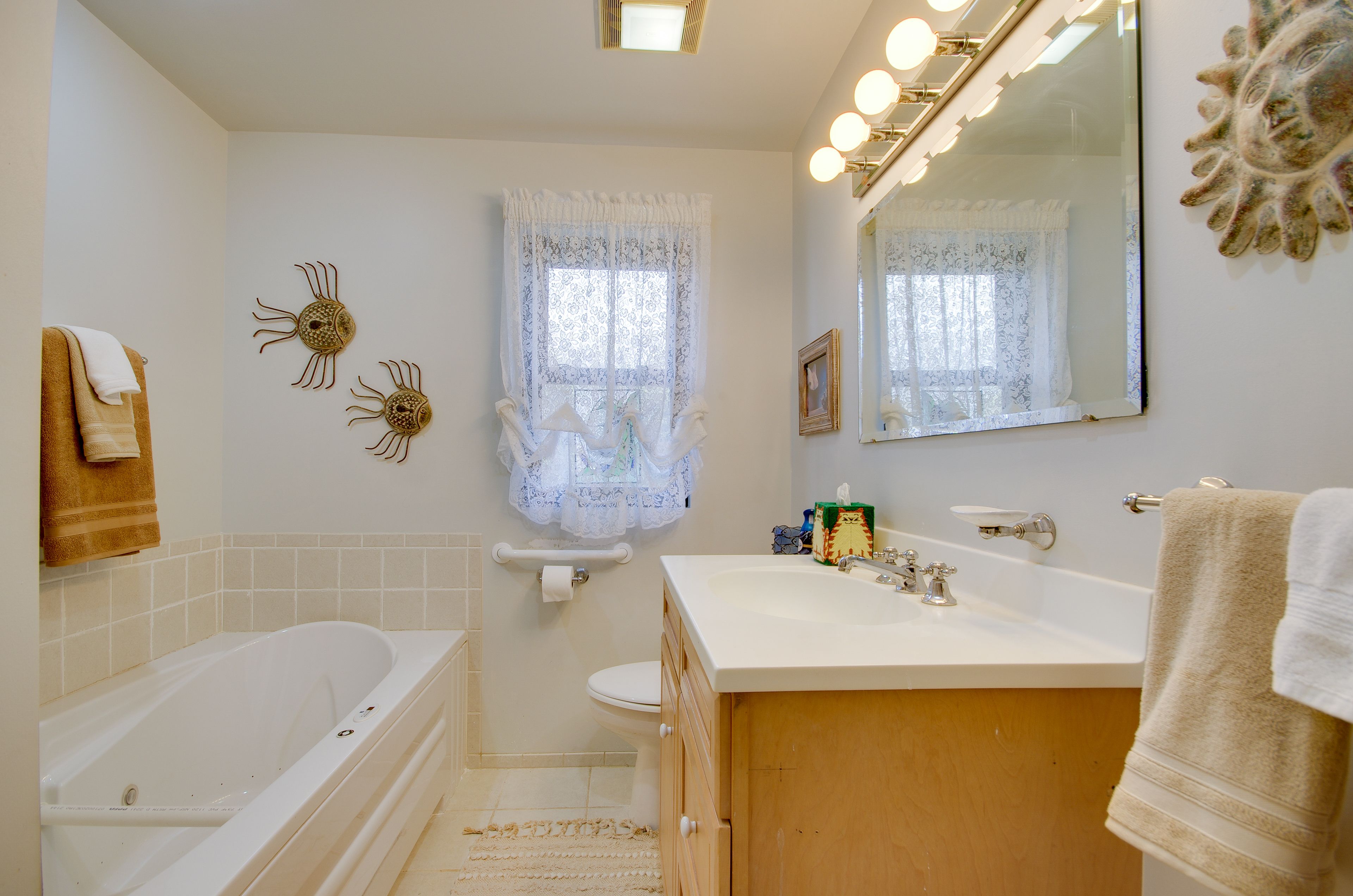 Full Bath | Towels Provided