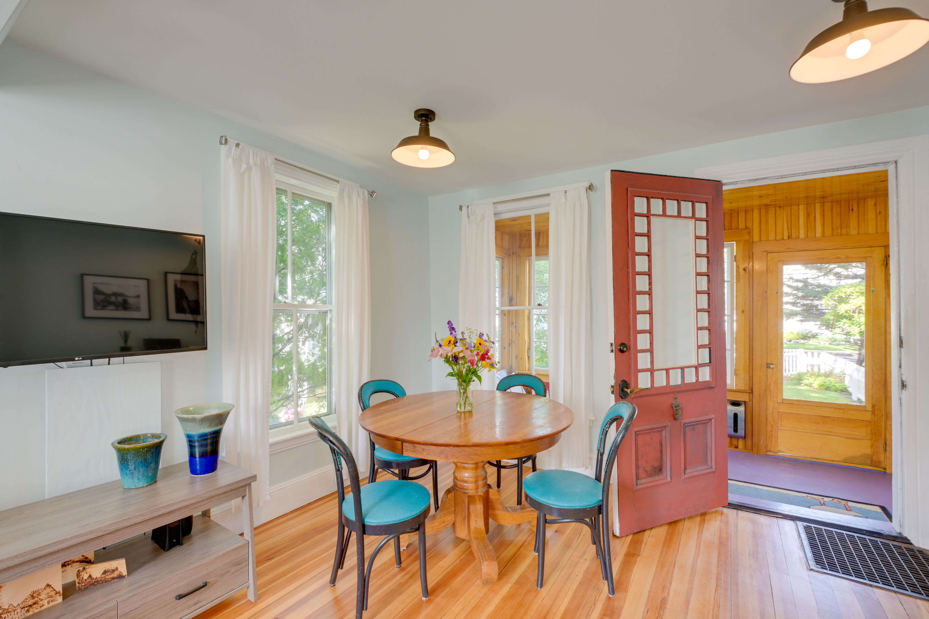 Dining Area | Dishware & Flatware Provided