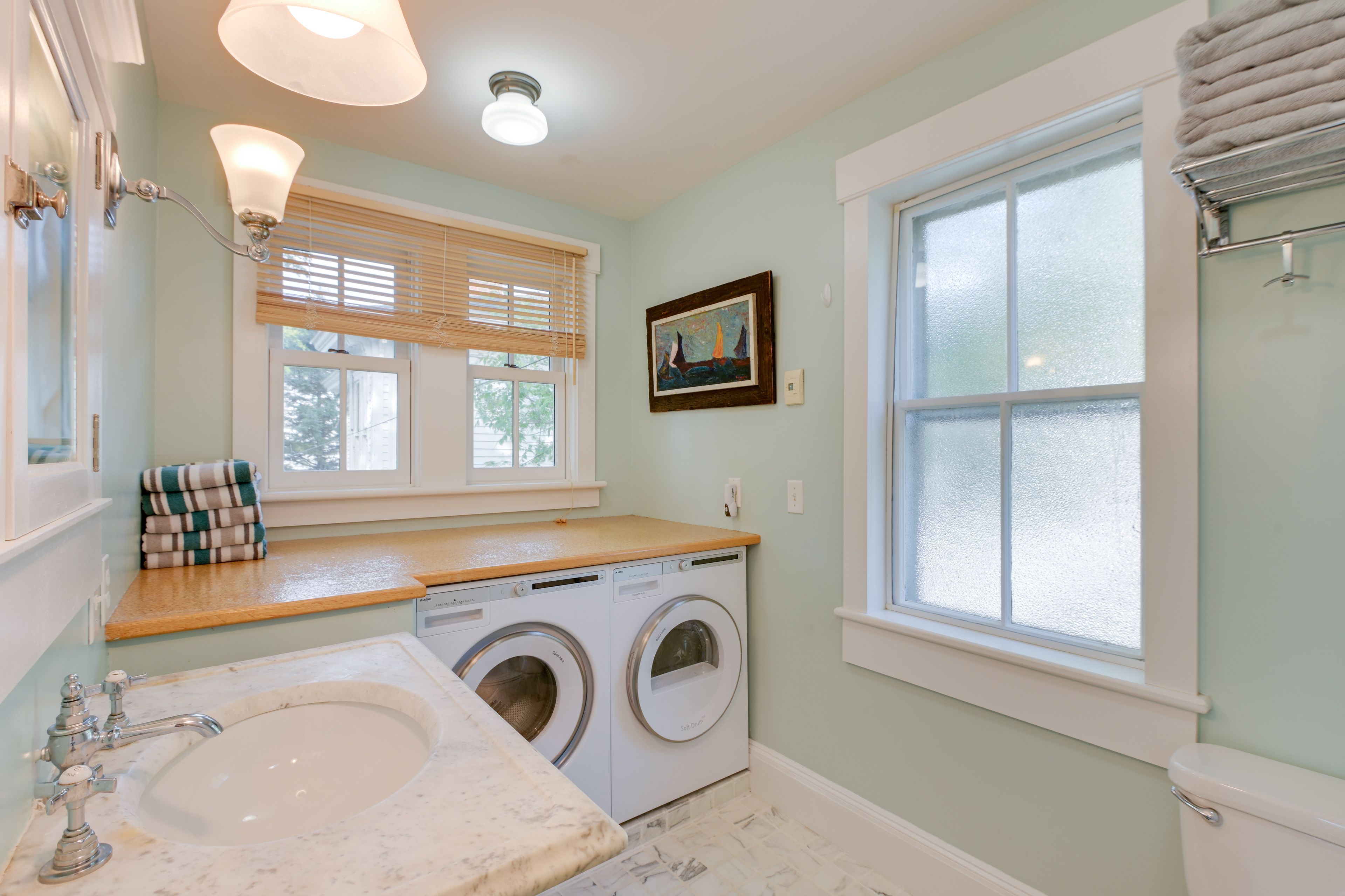 Full Bathroom | Towels Provided | Complimentary Toiletries | Washer & Dryer