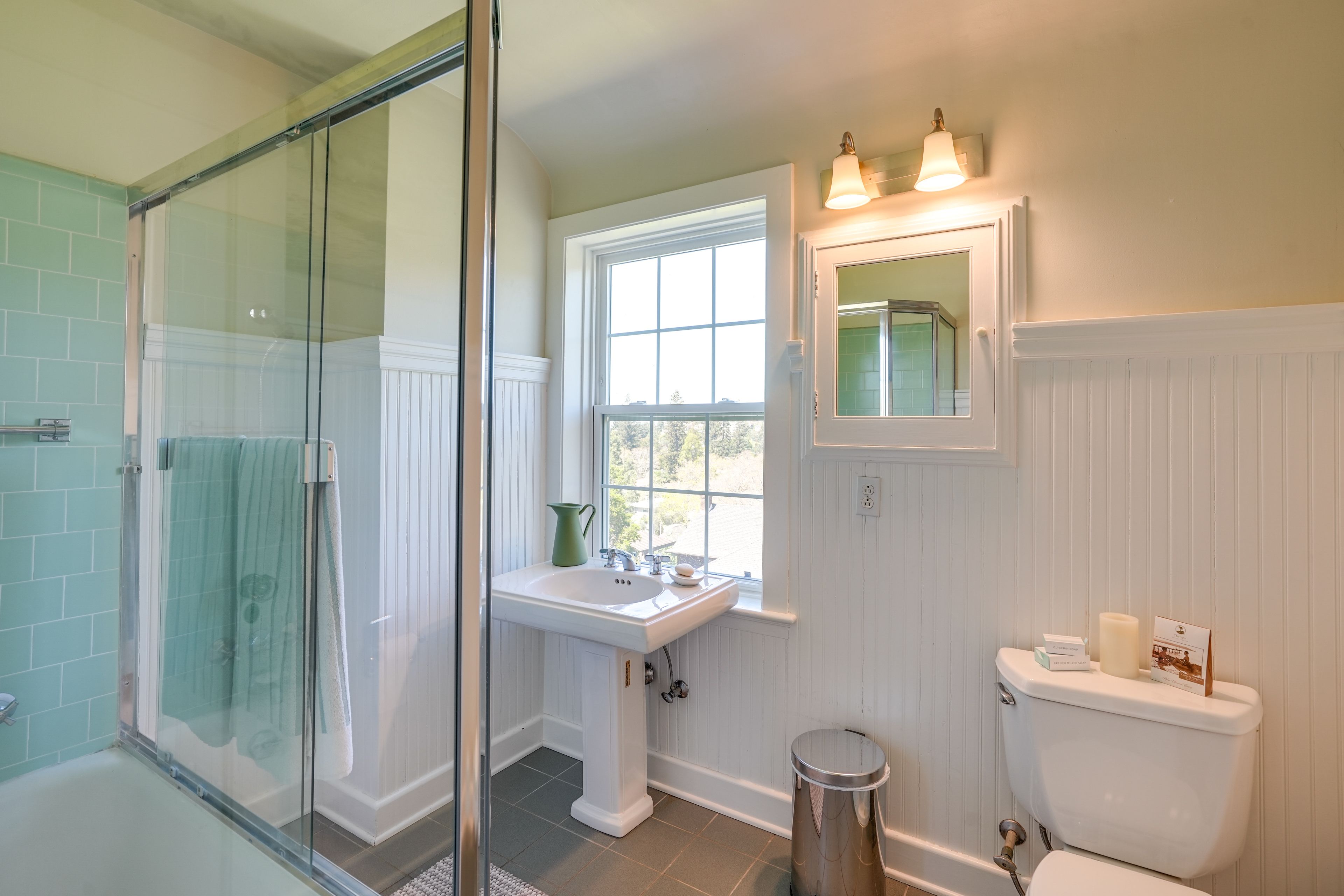 Full Bathroom | Towels Provided