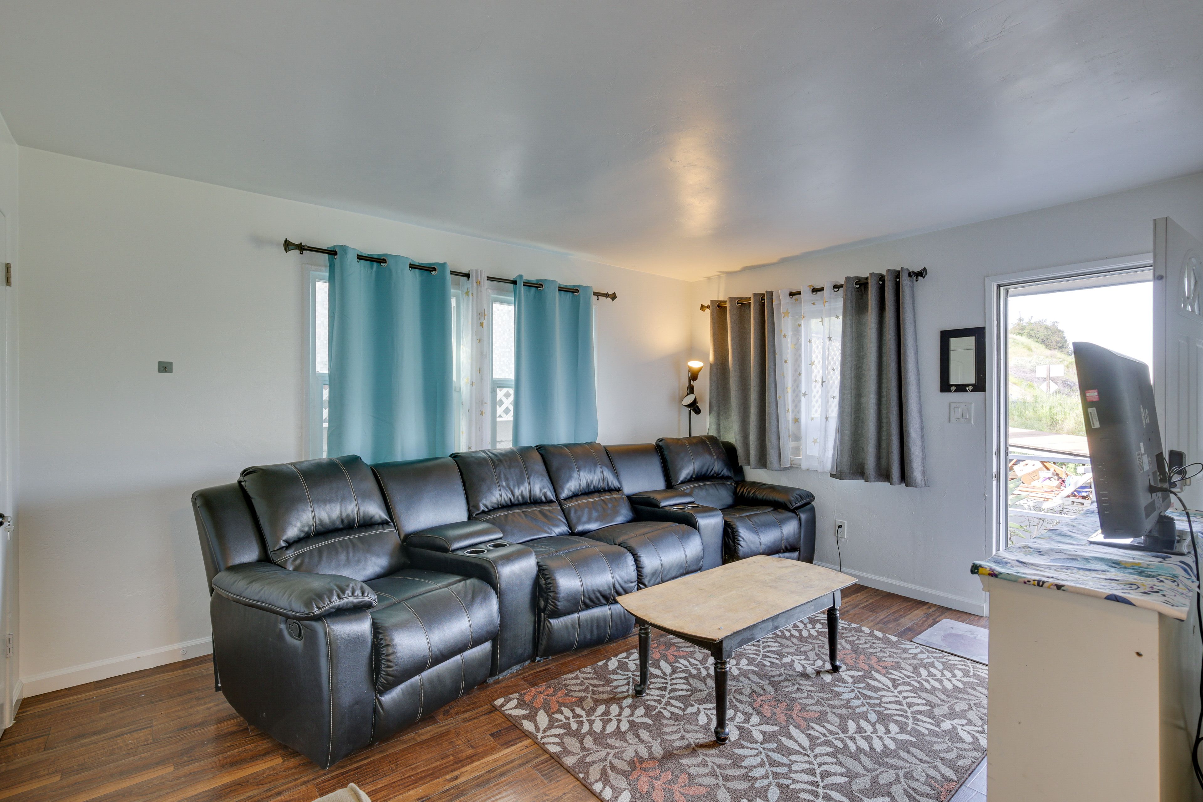 Living Room | Free WiFi (300 Mbps)