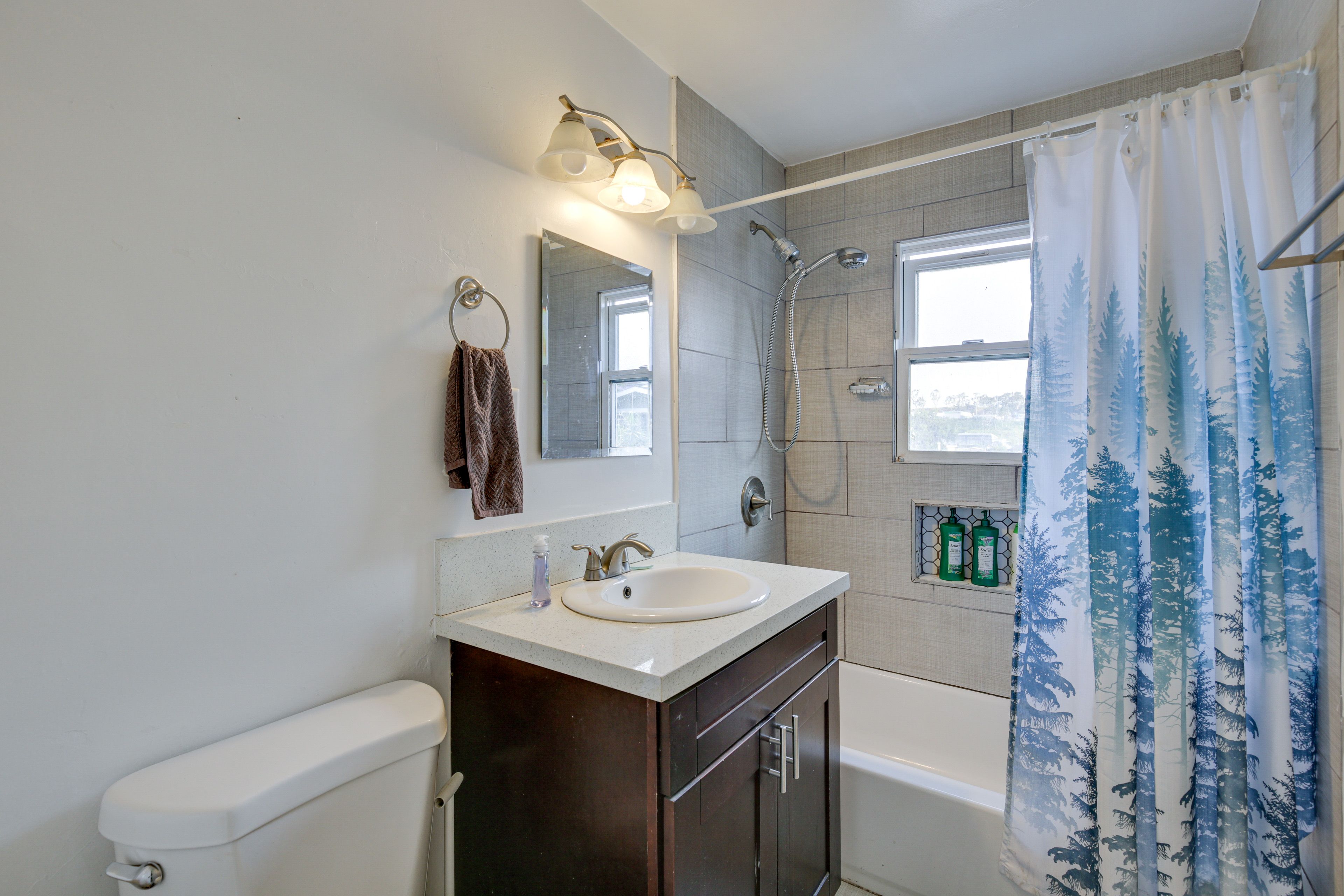 Full Bath | Towels Provided