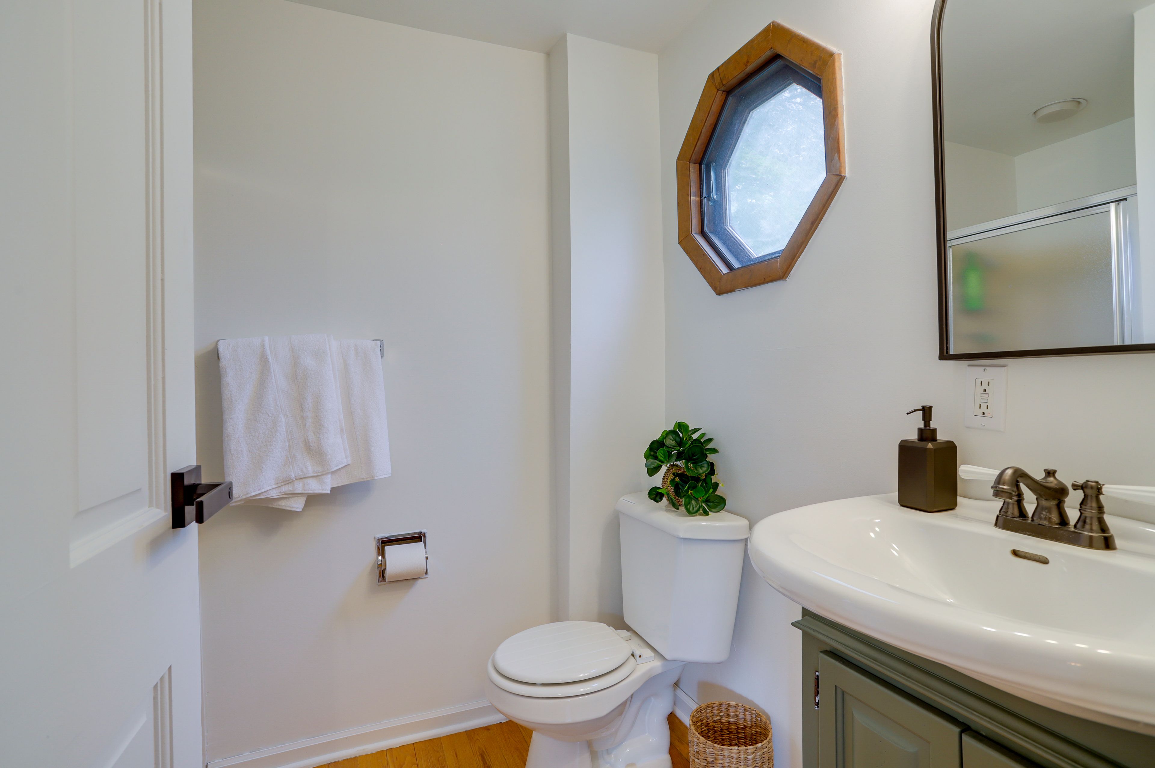 Full Bathroom | 1st Floor | Shower