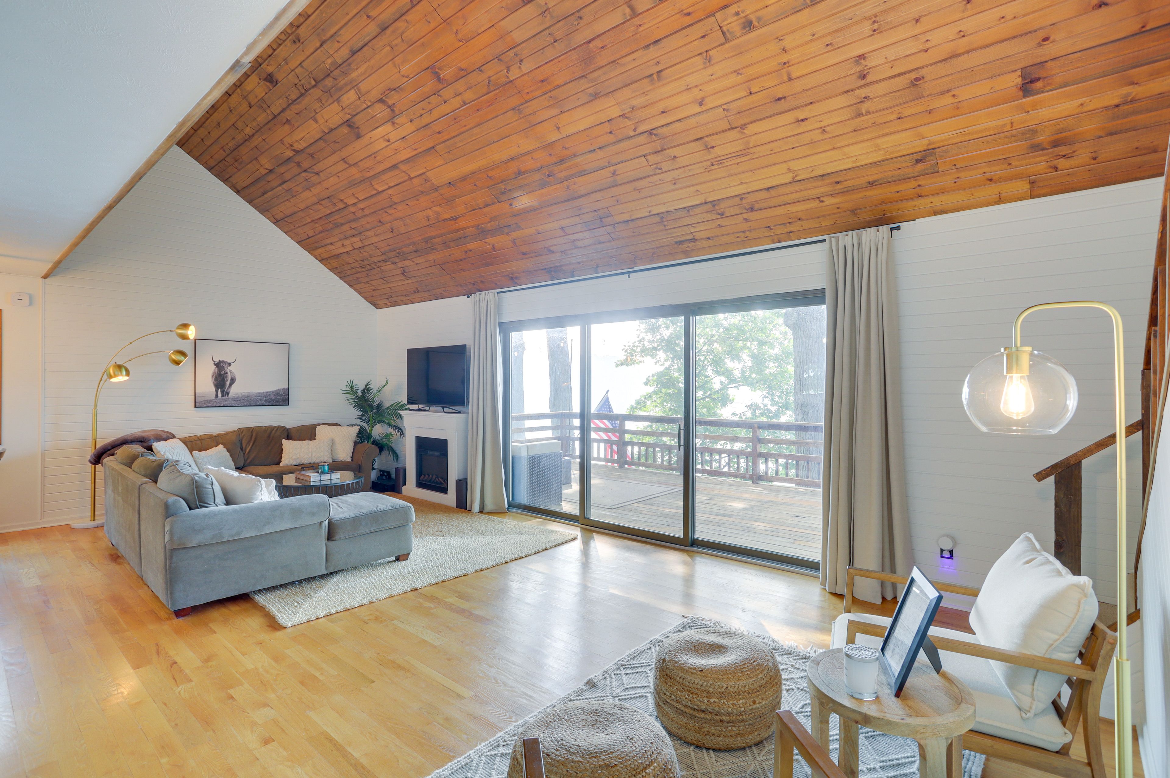 Living Room | 1st Floor | Smart TV | Free WiFi | Central A/C & Heating