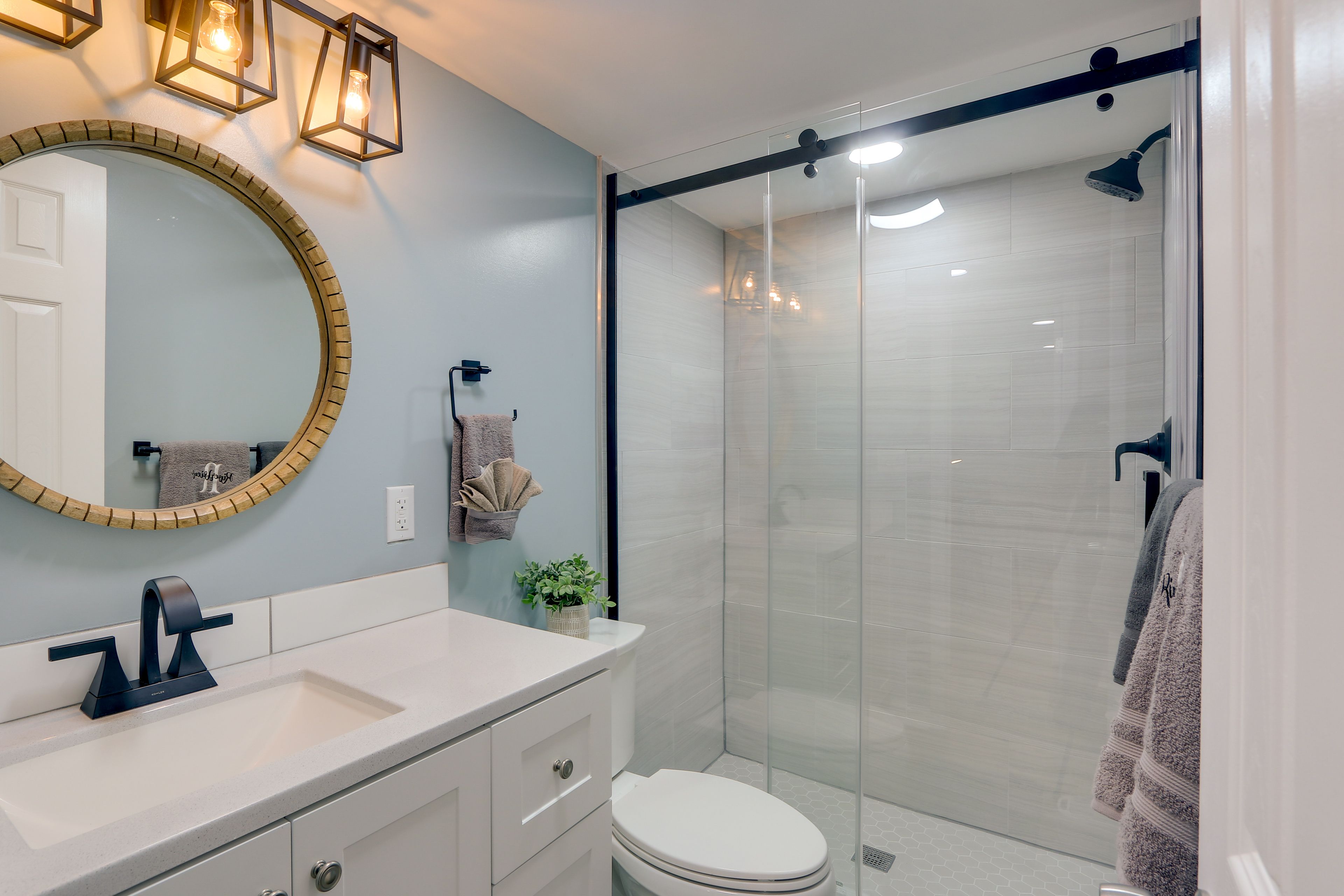 Full Bathroom | Towels Provided