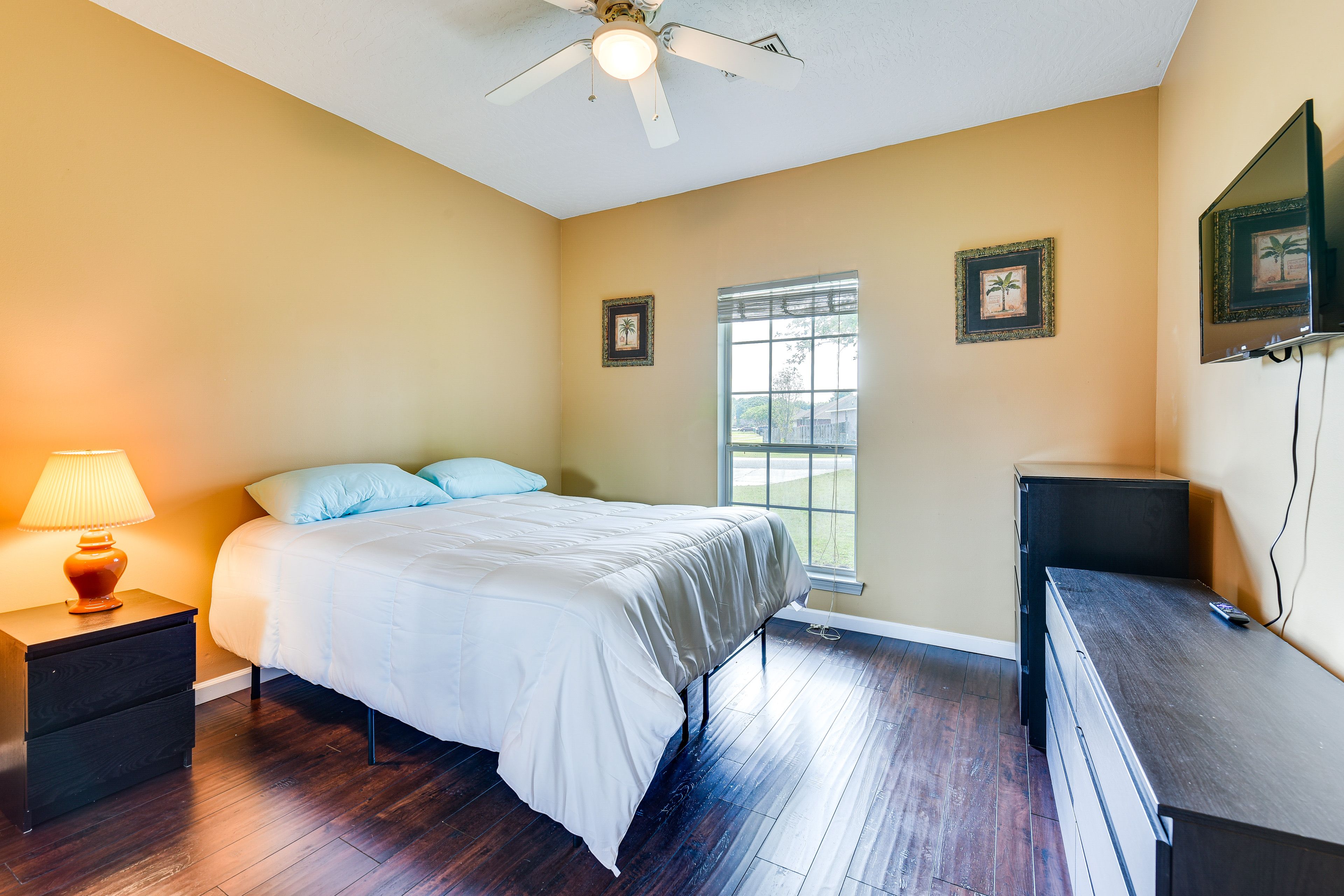 Bedroom 5 | Queen Bed | 1st Floor | Smart TV