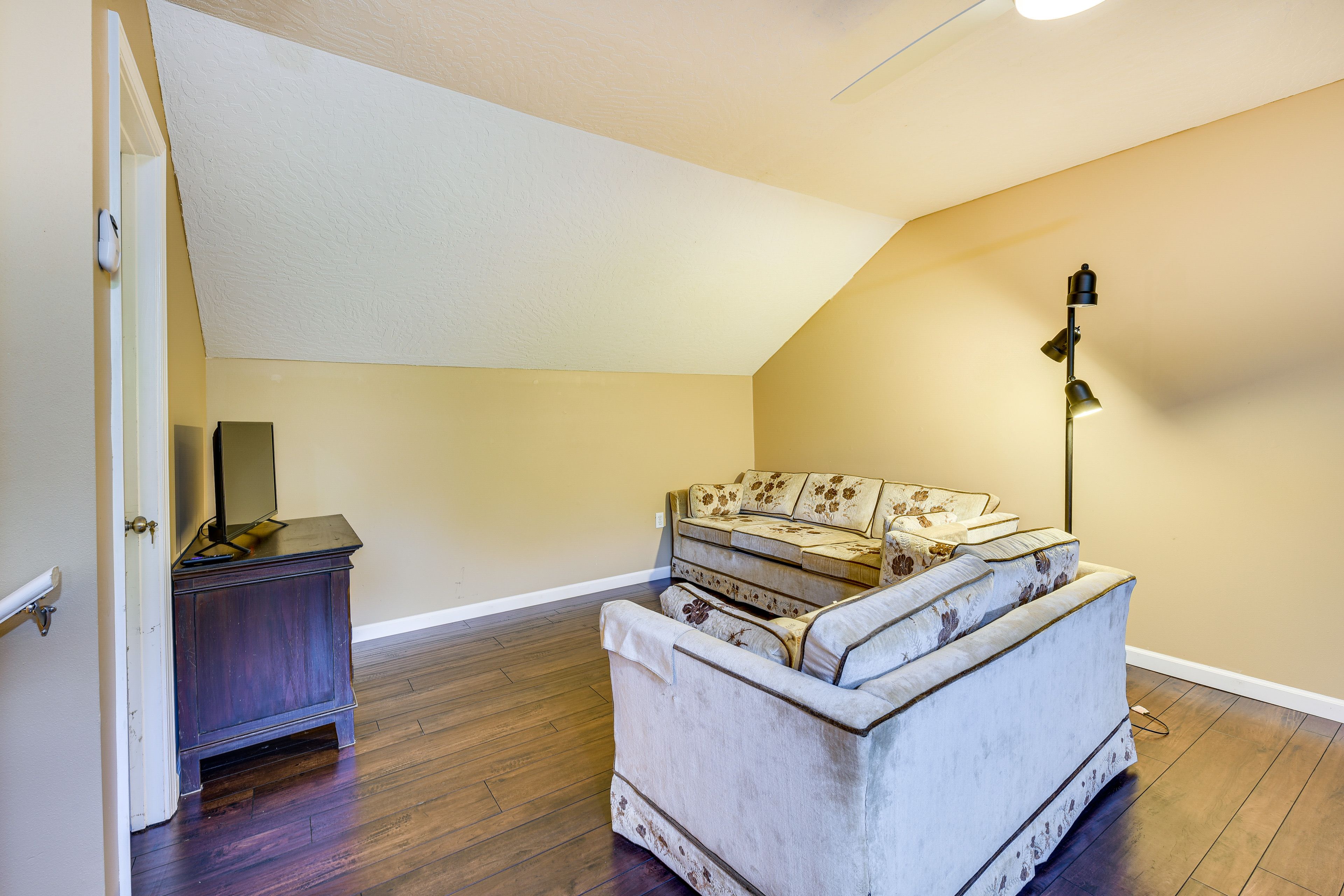Loft | Full Bed | 2nd Floor | Smart TV