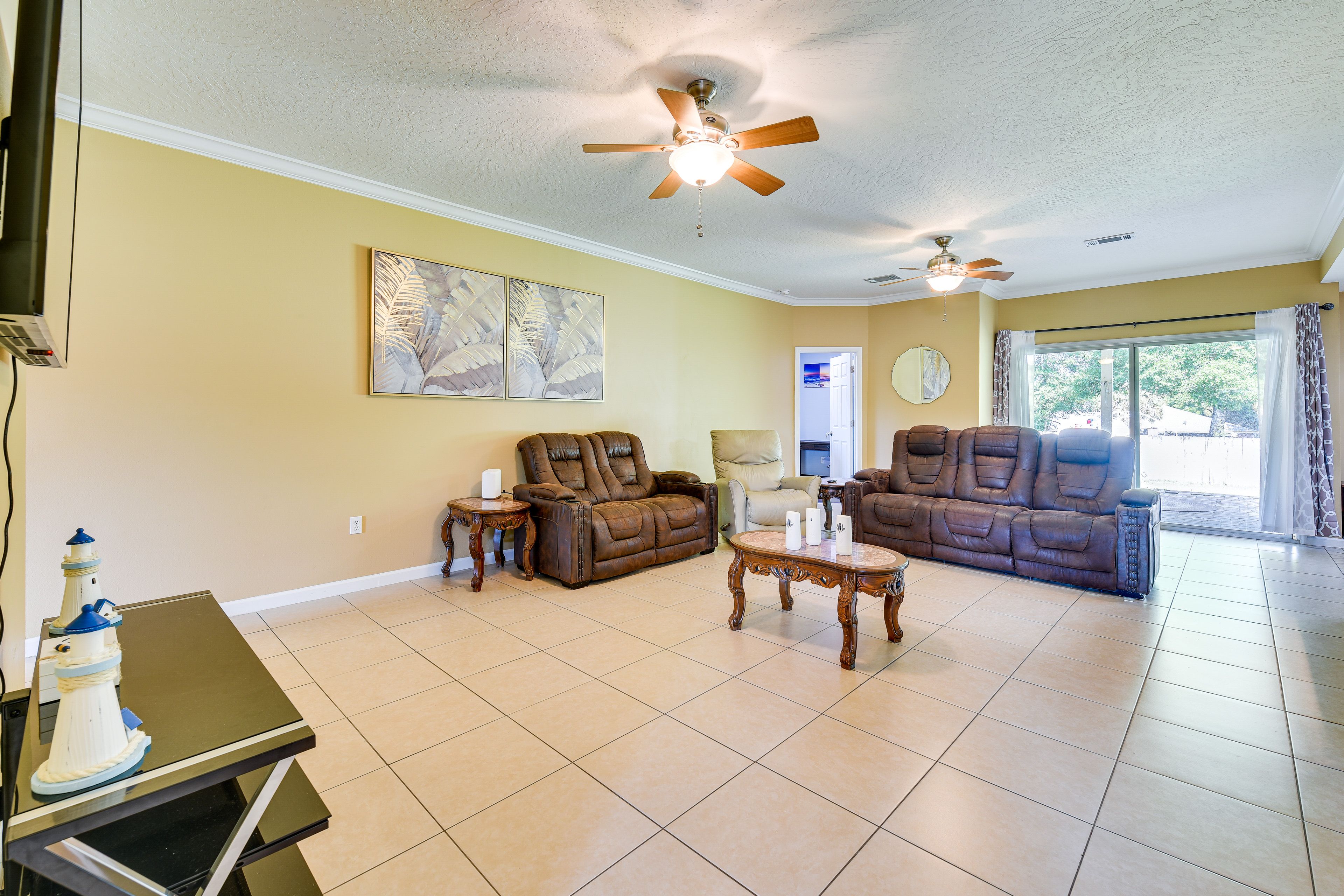 Living Room | 1st Floor | Smart TV | Free WiFi | Central A/C & Heating