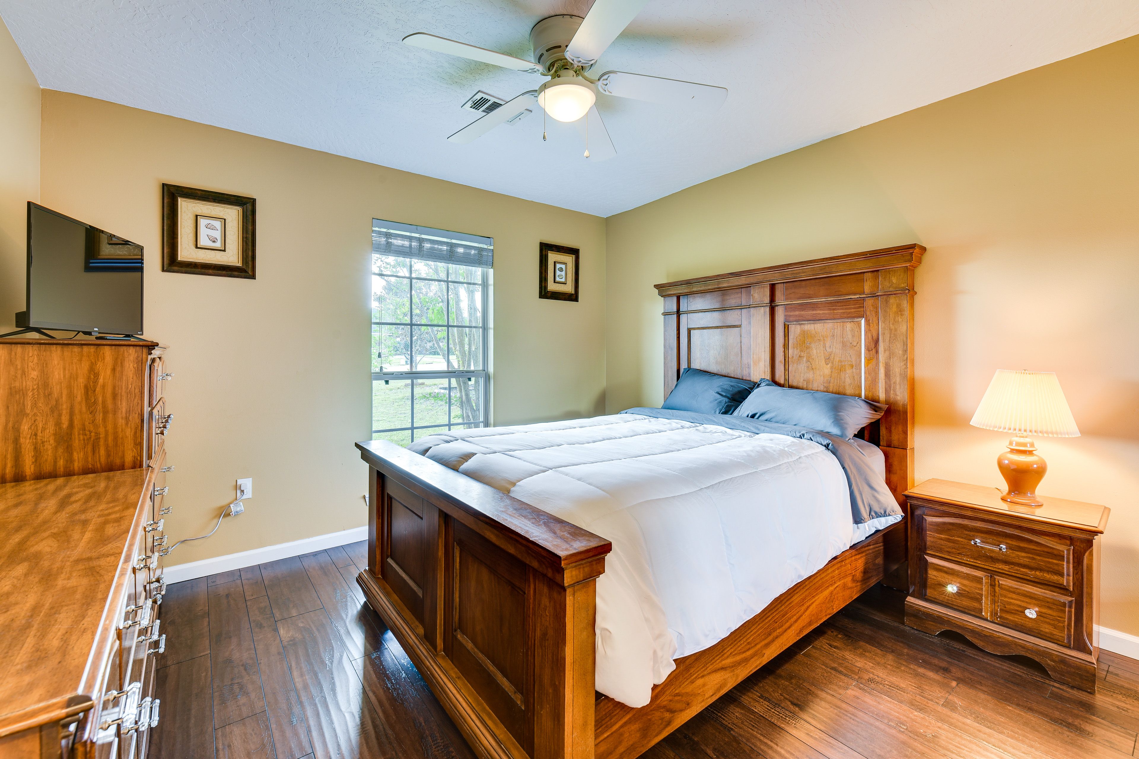 Bedroom 3 | Queen Bed | 1st Floor | Smart TV