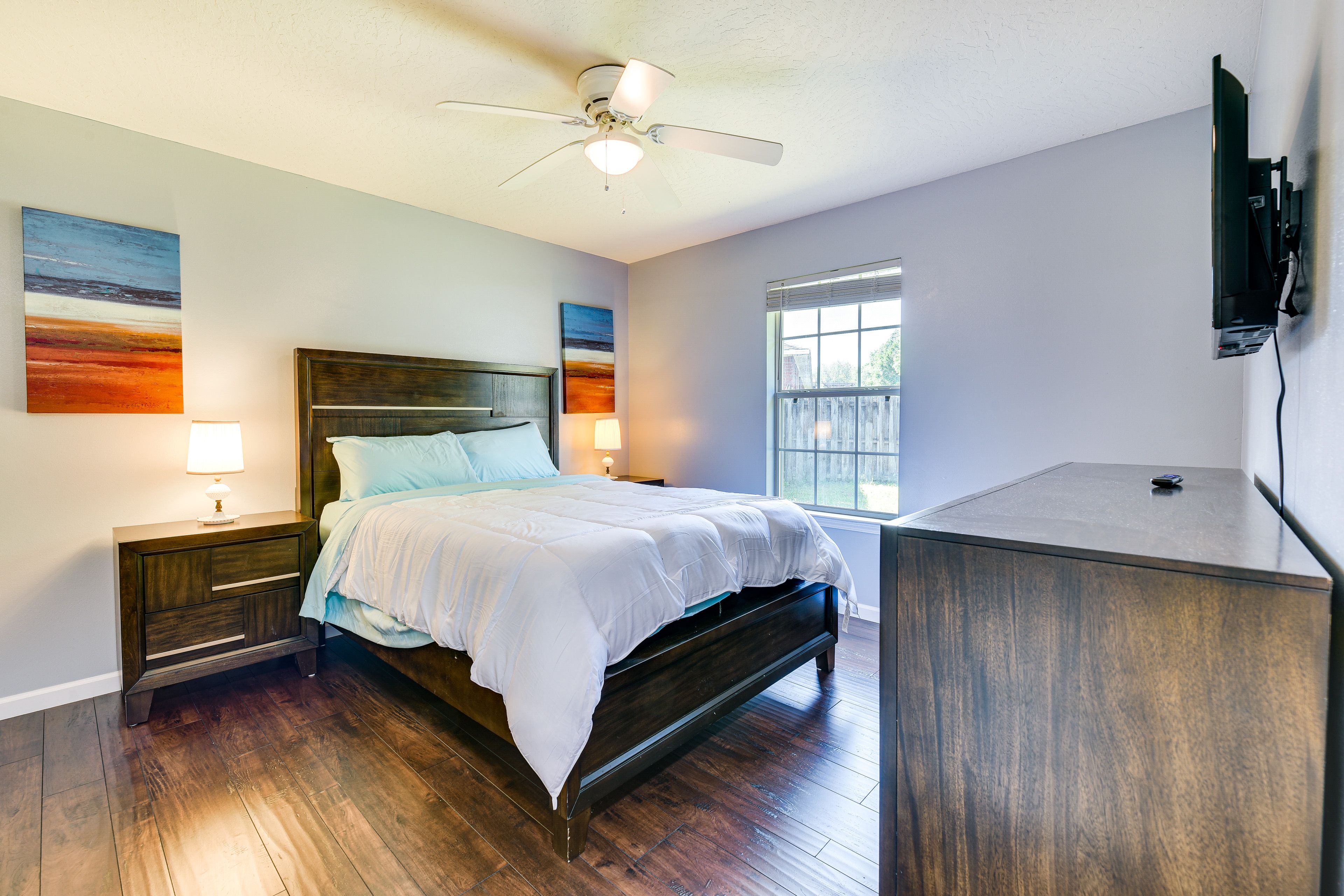 Bedroom 2 | Queen Bed | 1st Floor | Smart TV