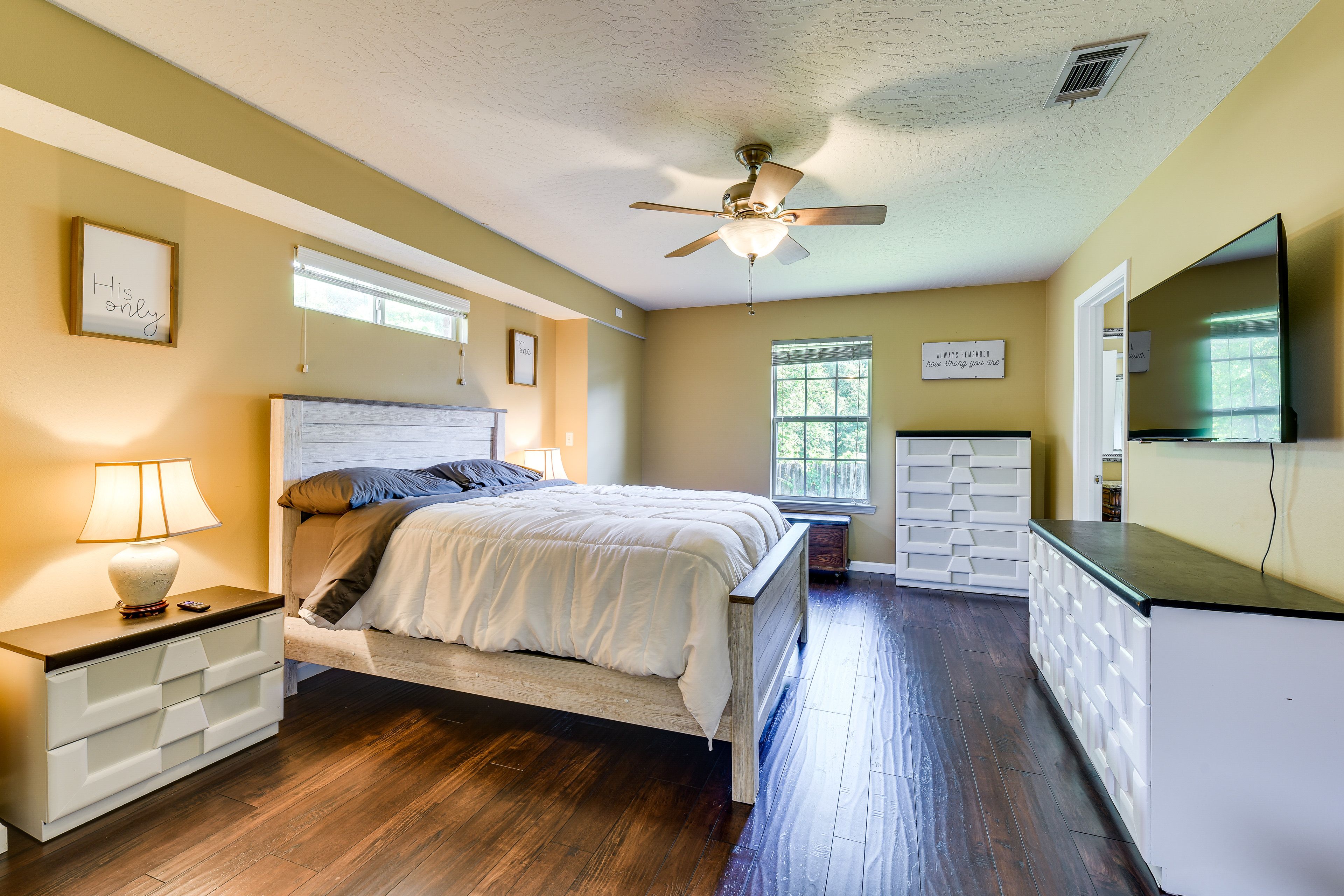 Bedroom 1 | Queen Bed | Pack 'n Play | 1st Floor | Smart TV