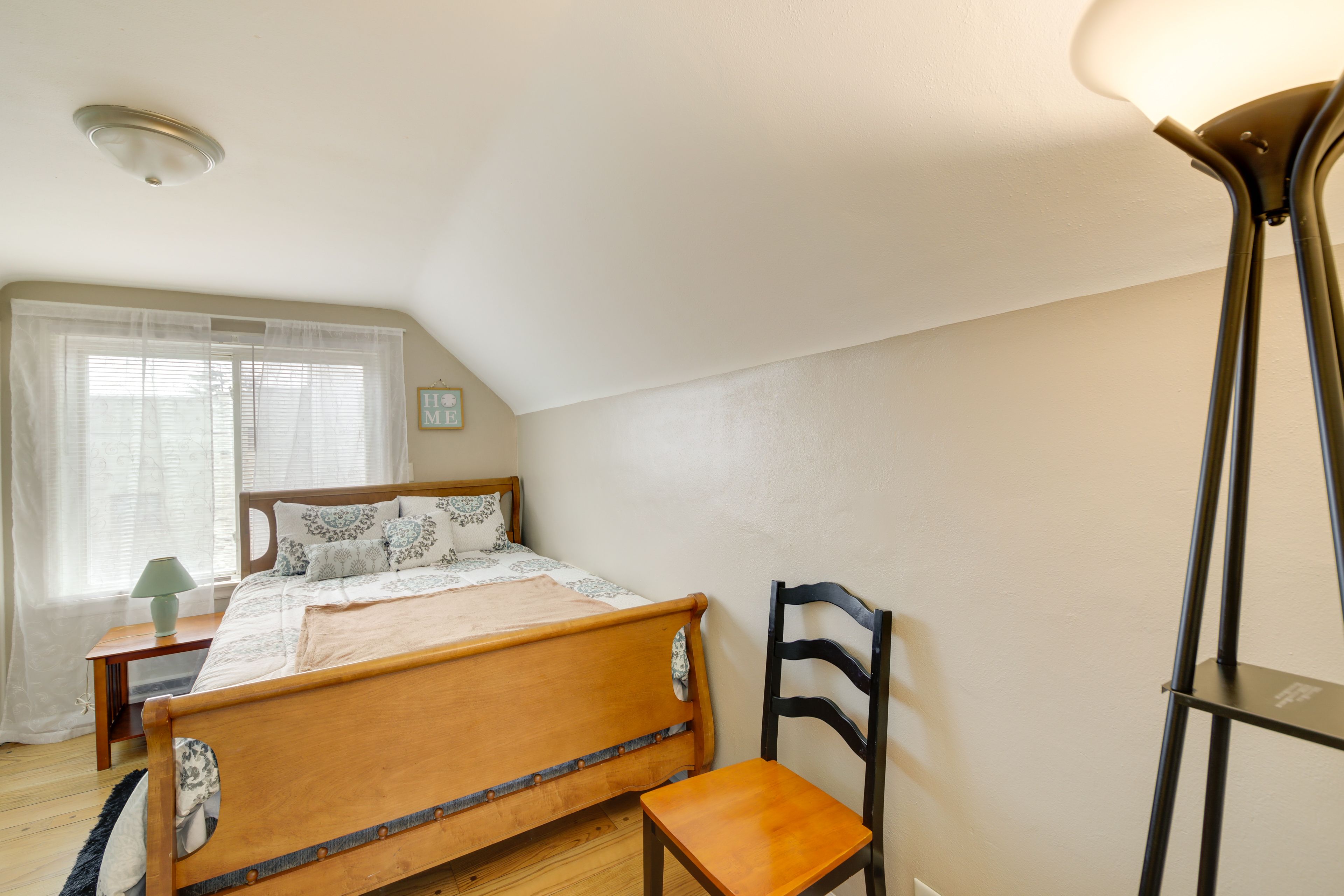 Bedroom | Queen Bed | Linens Provided