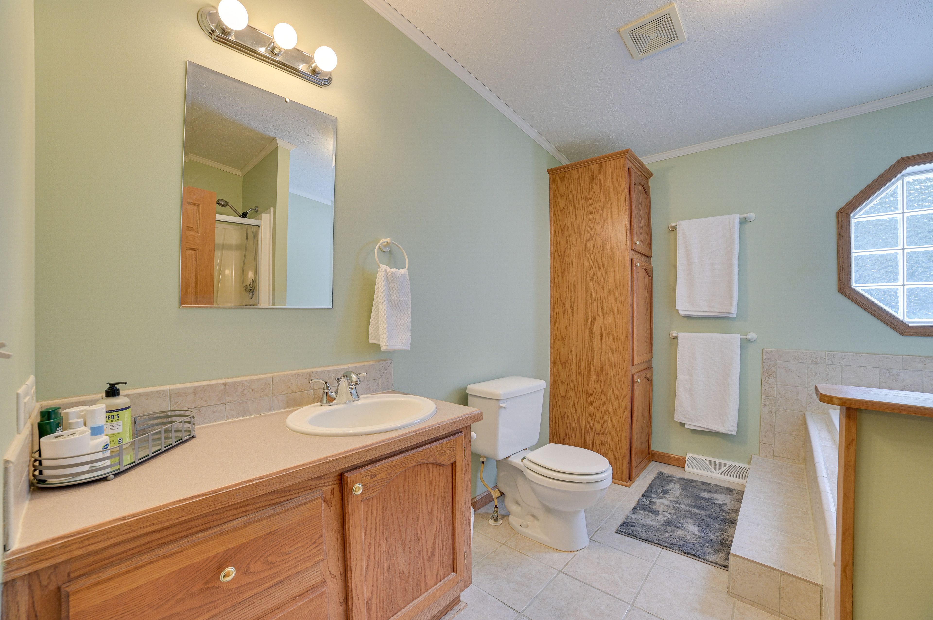 Full Bathroom | Complimentary Toiletries
