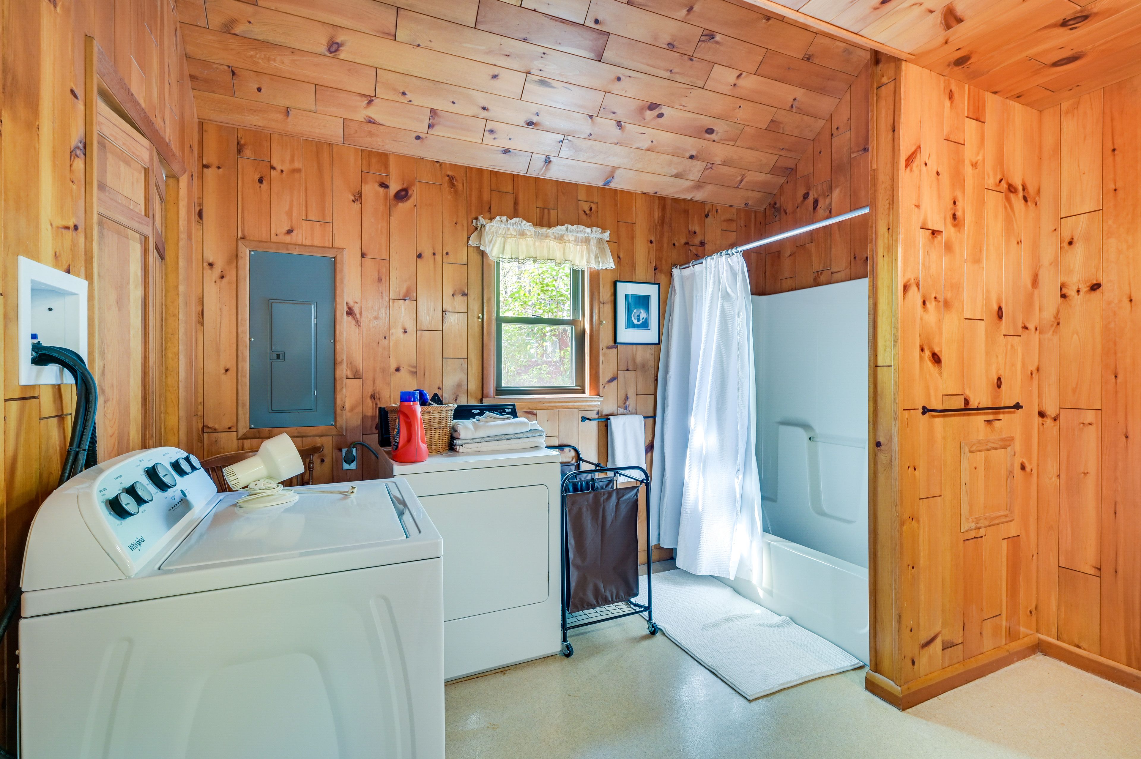 Full Bathroom | Washer & Dryer | Towels Provided
