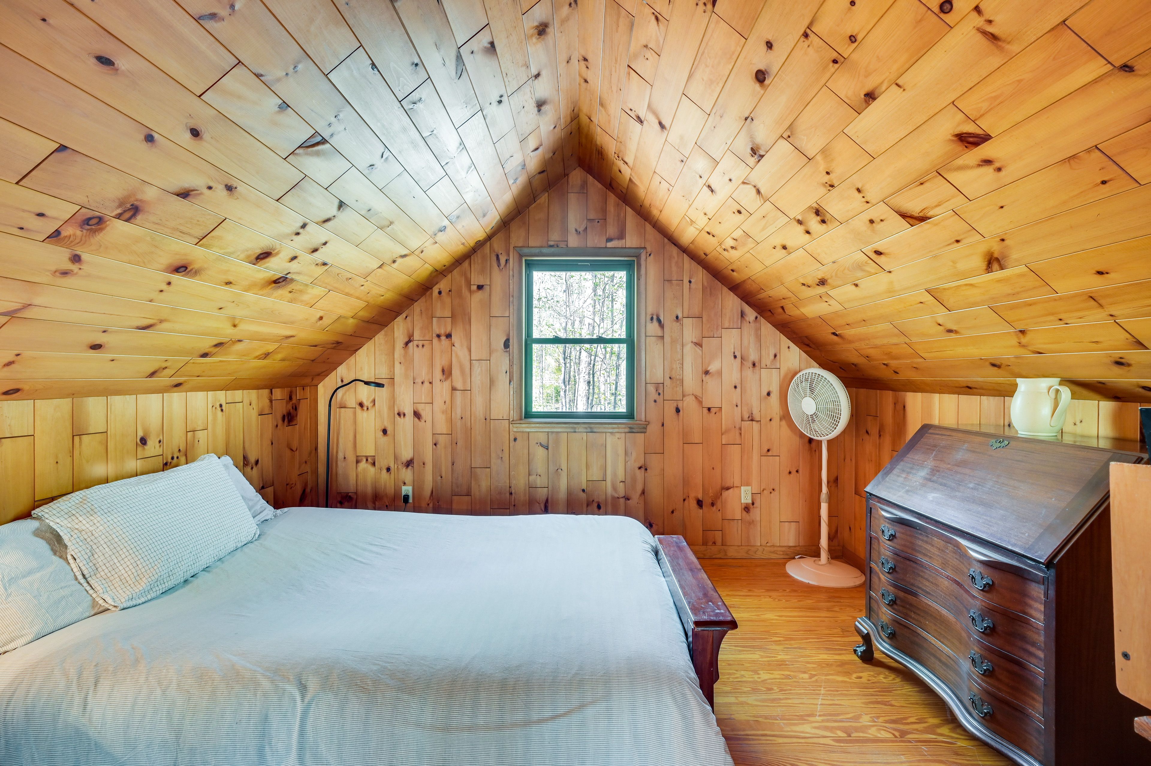 Loft | Upper Level | Queen Bed