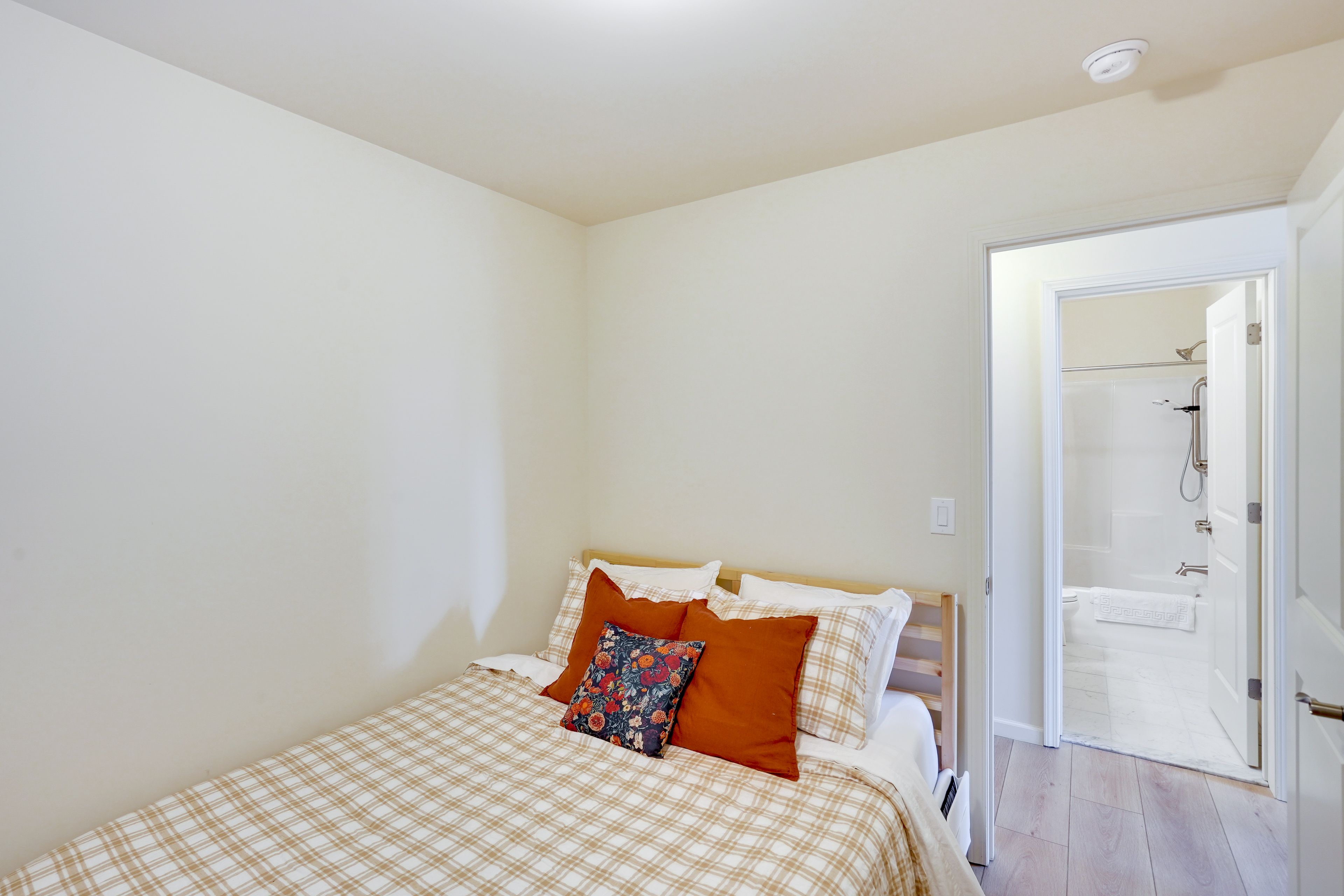 Bedroom 3 | Queen Bed