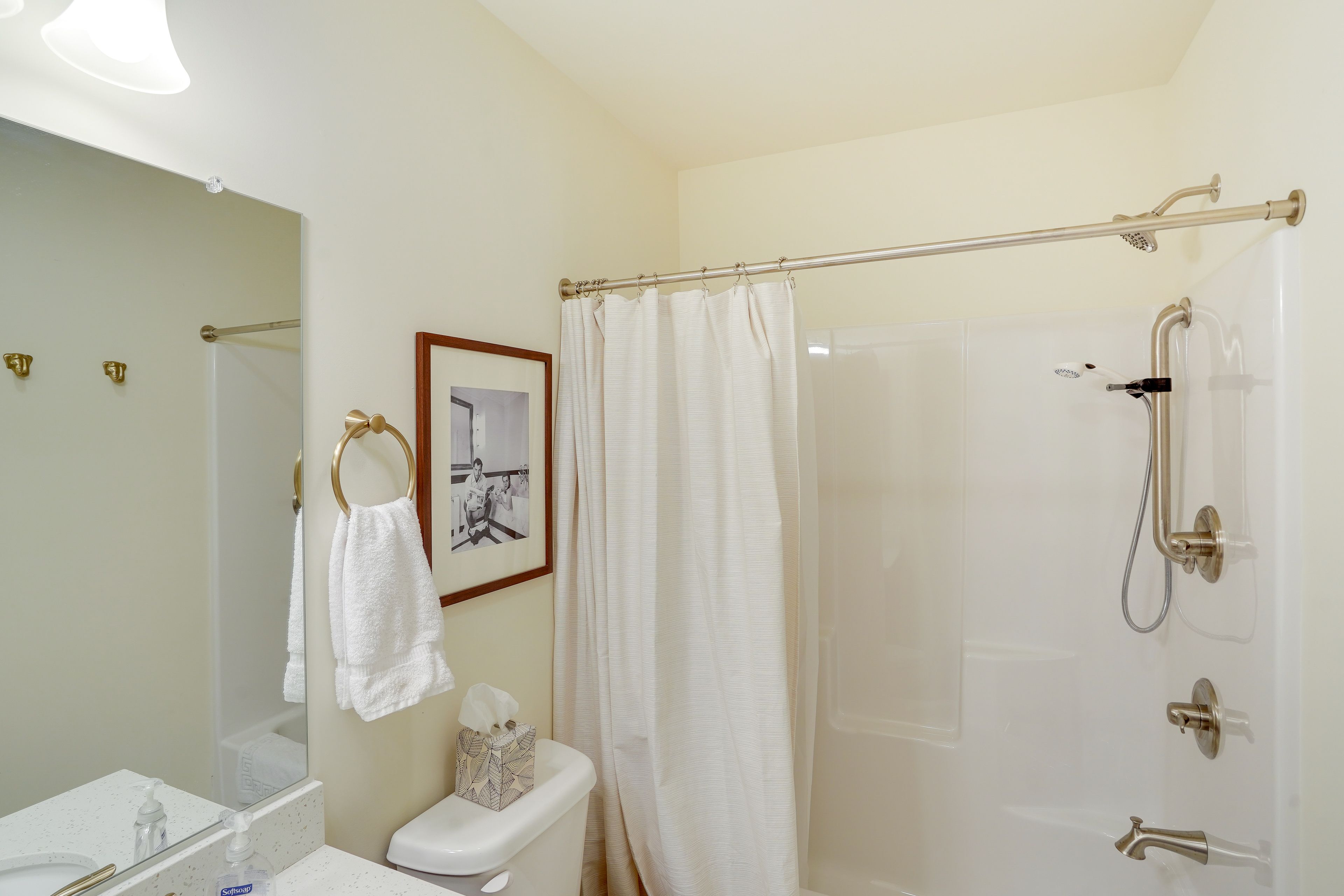 Full Bathroom | Towels Provided
