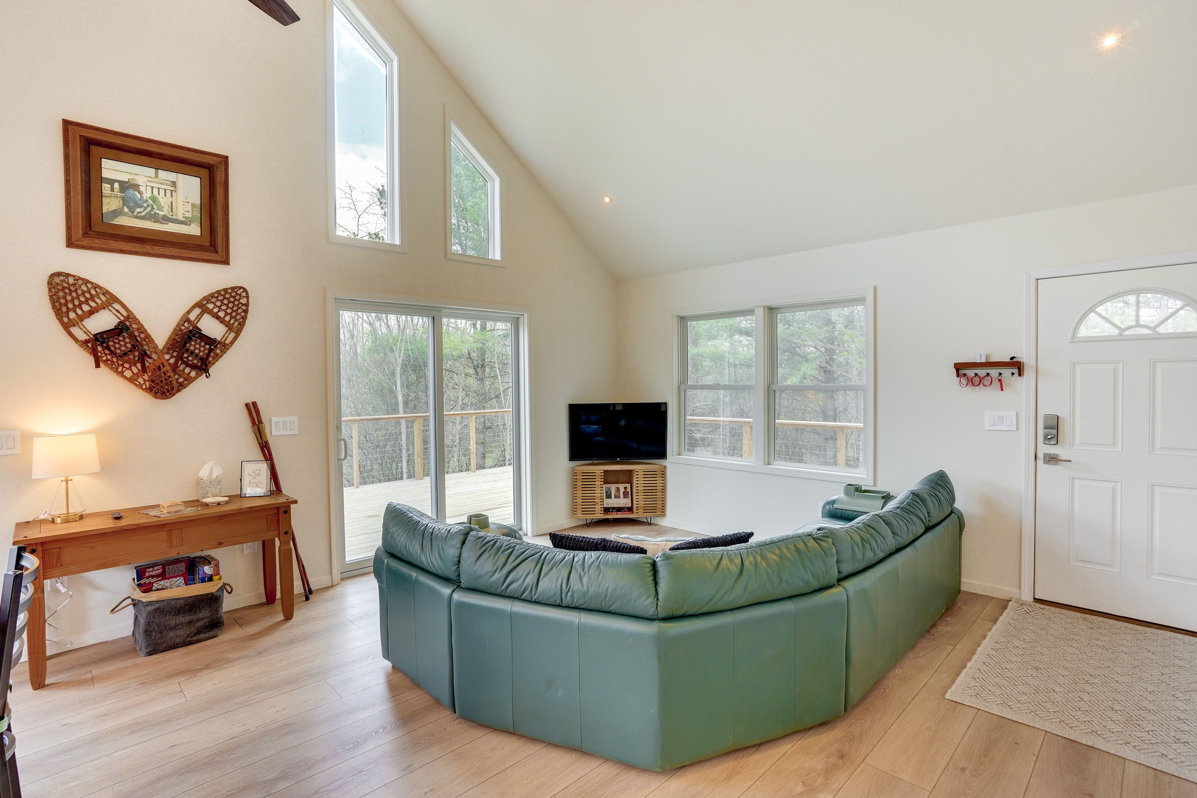 Living Area | Central A/C & Heat | Free WiFi