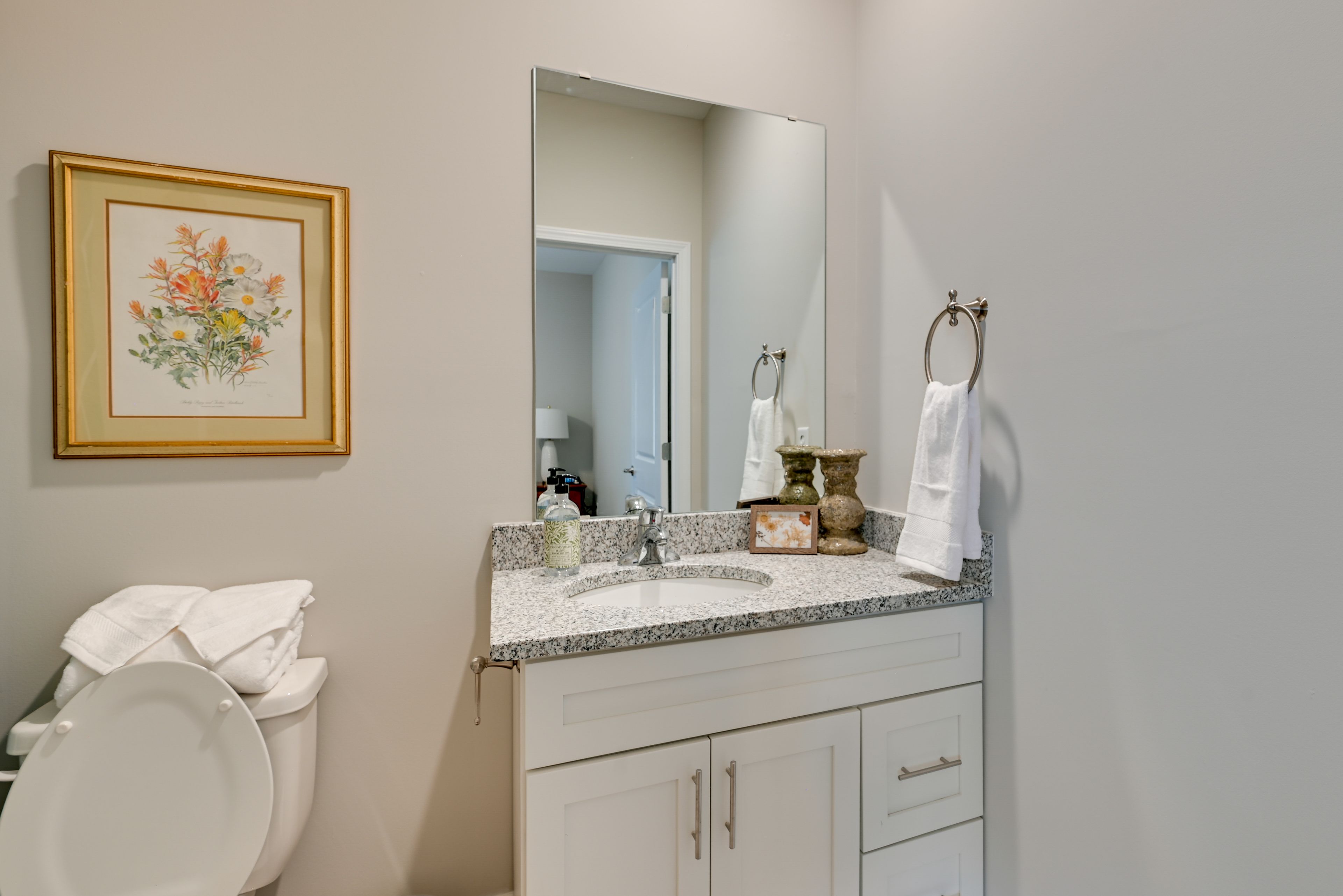 Full Bathroom | Complimentary Toiletries