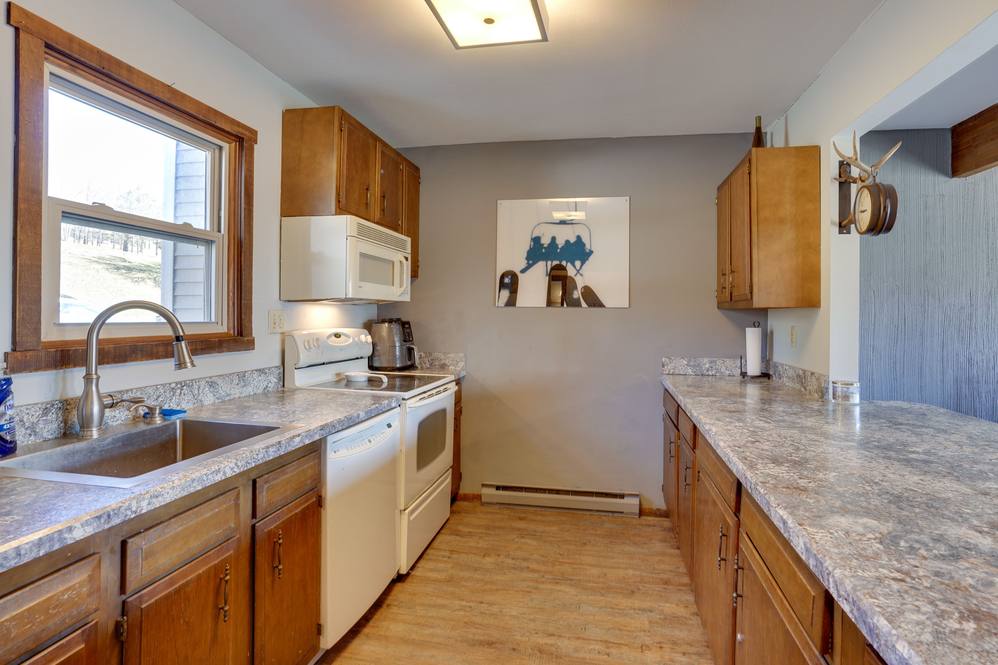 Kitchen | 1st Floor | Refrigerator | Cooking Basics | Breakfast Bar