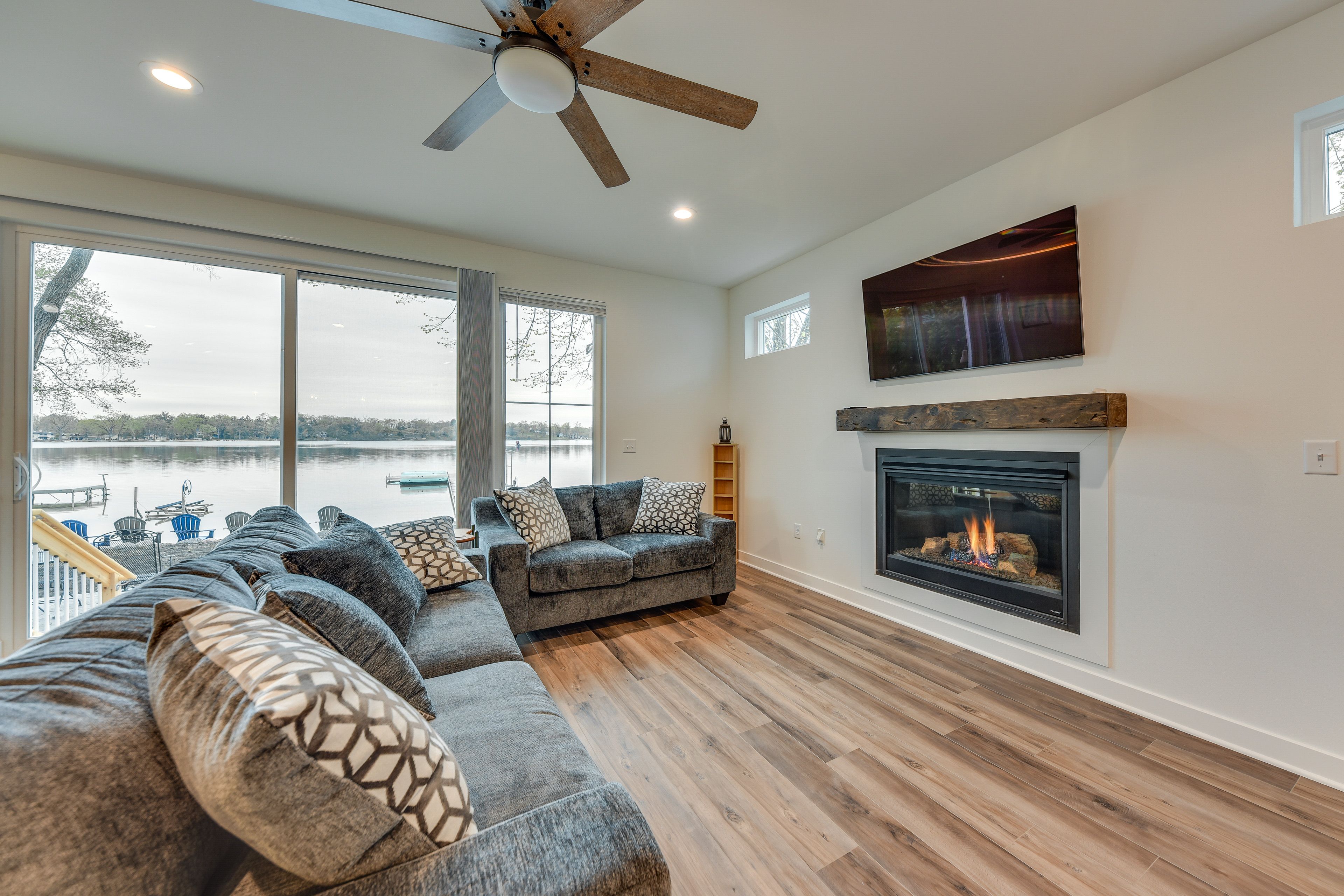Living Room | Smart TV | Gas Fireplace | Main Level | Free WiFi