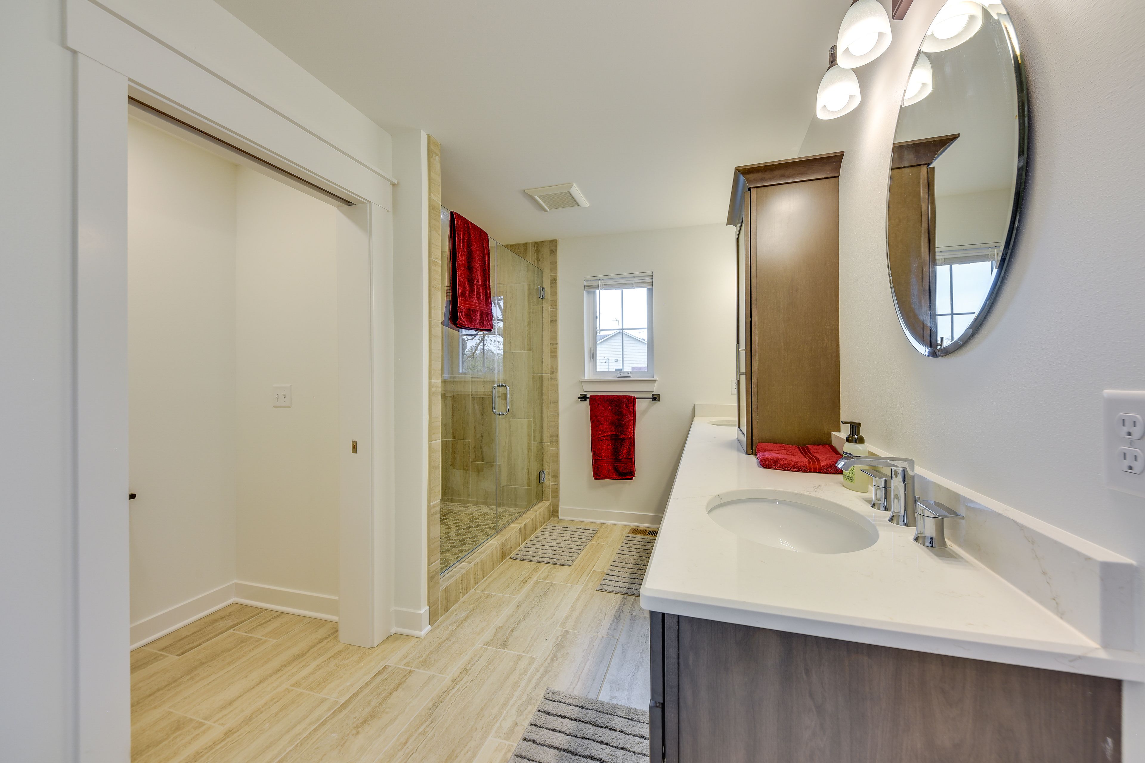 Full Bathroom | Towels Provided | Complimentary Toiletries