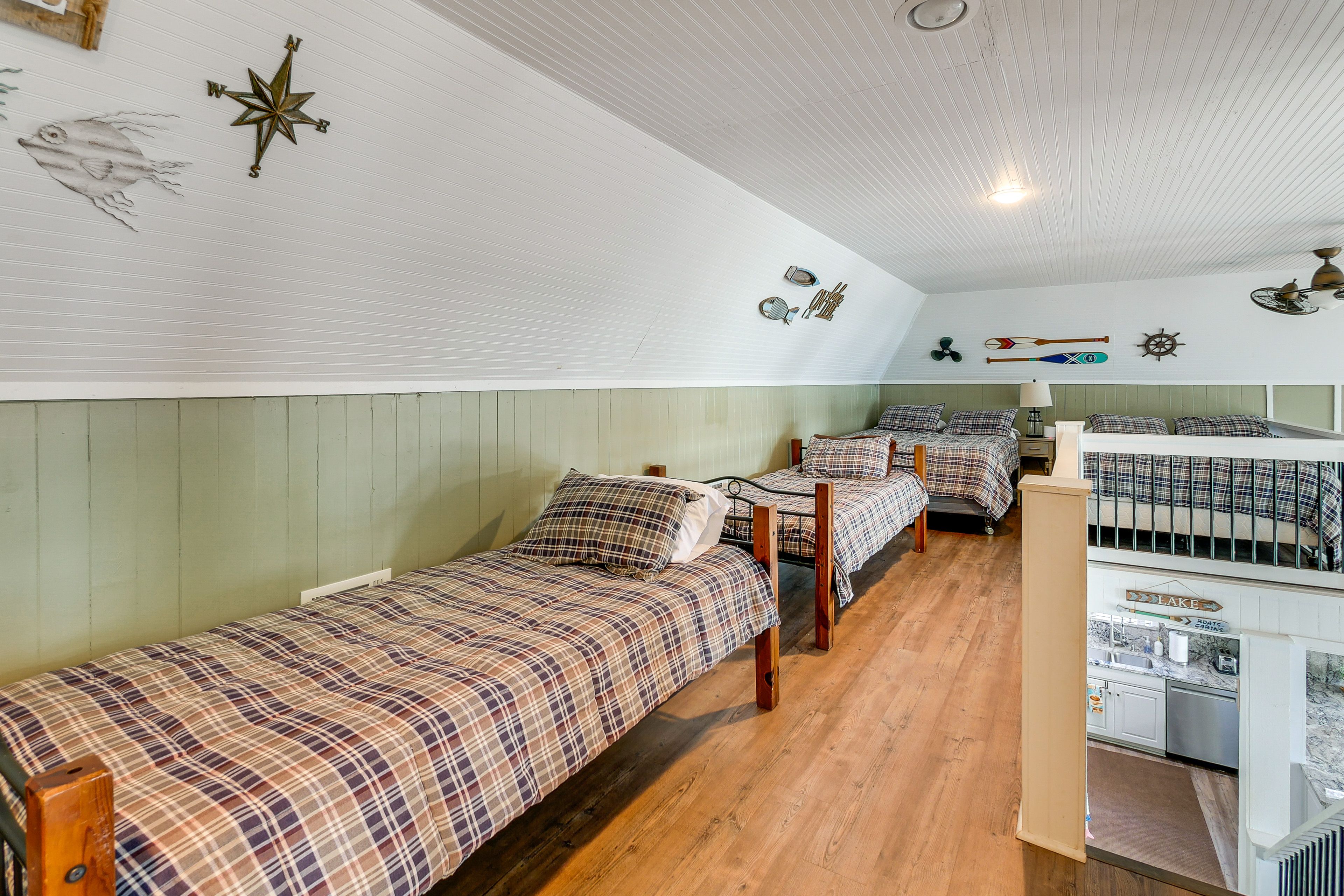 Loft | 2 Queen Beds | 2 Twin Beds