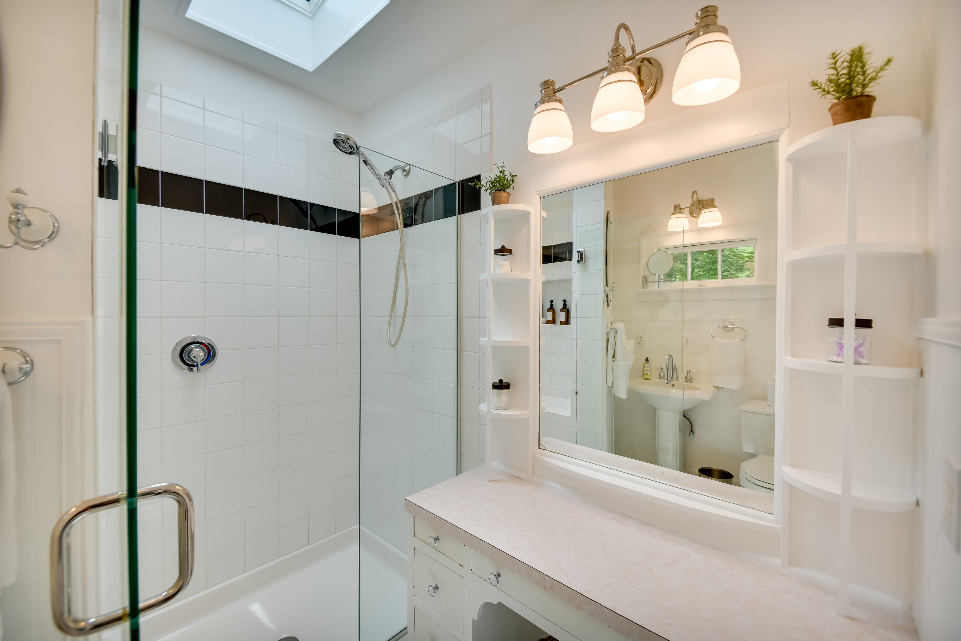 Full Bathroom | Towels Provided | Complimentary Toiletries