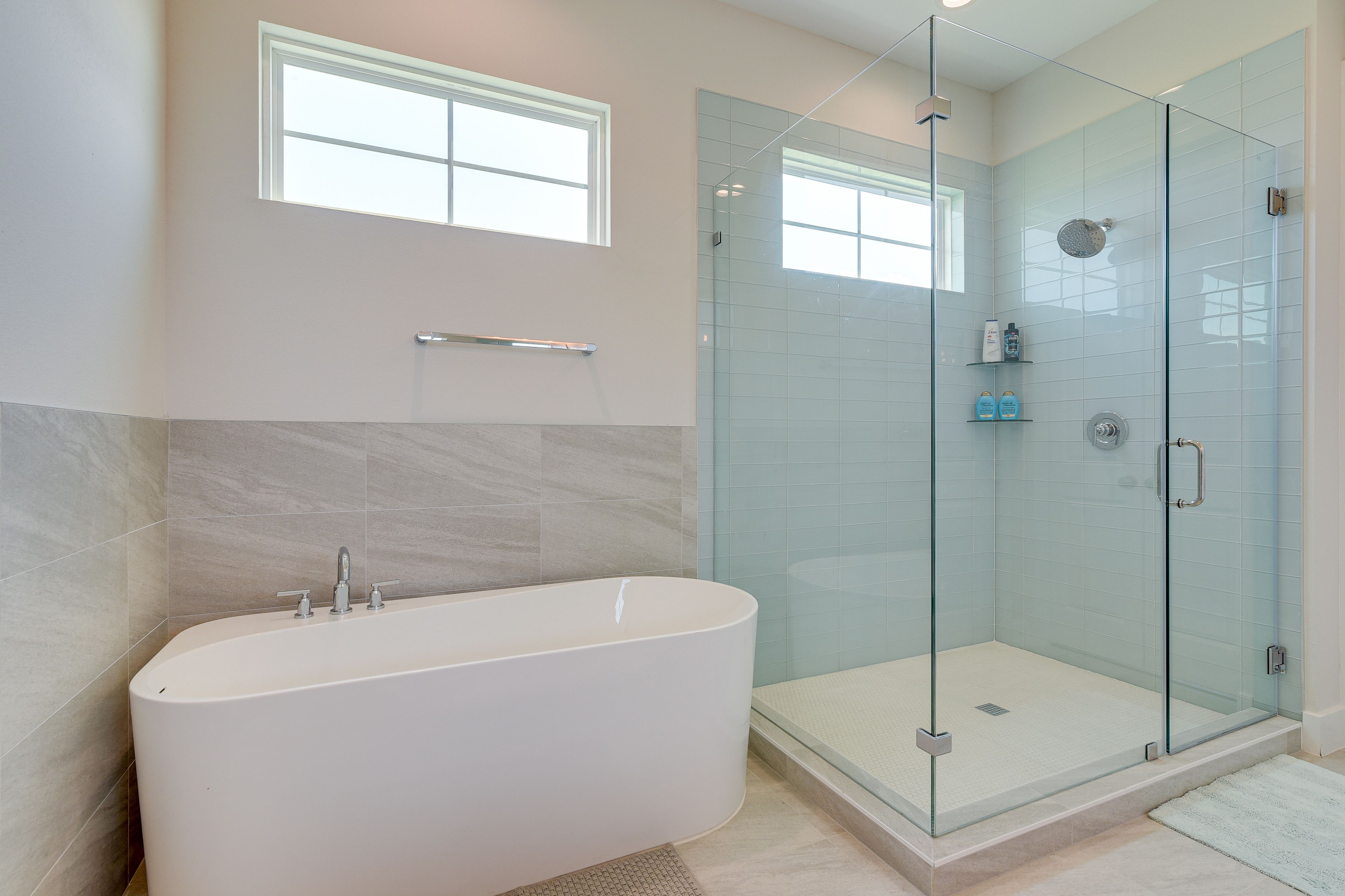 En-Suite Bathroom | Main Floor | Complimentary Toiletries | Towels Provided