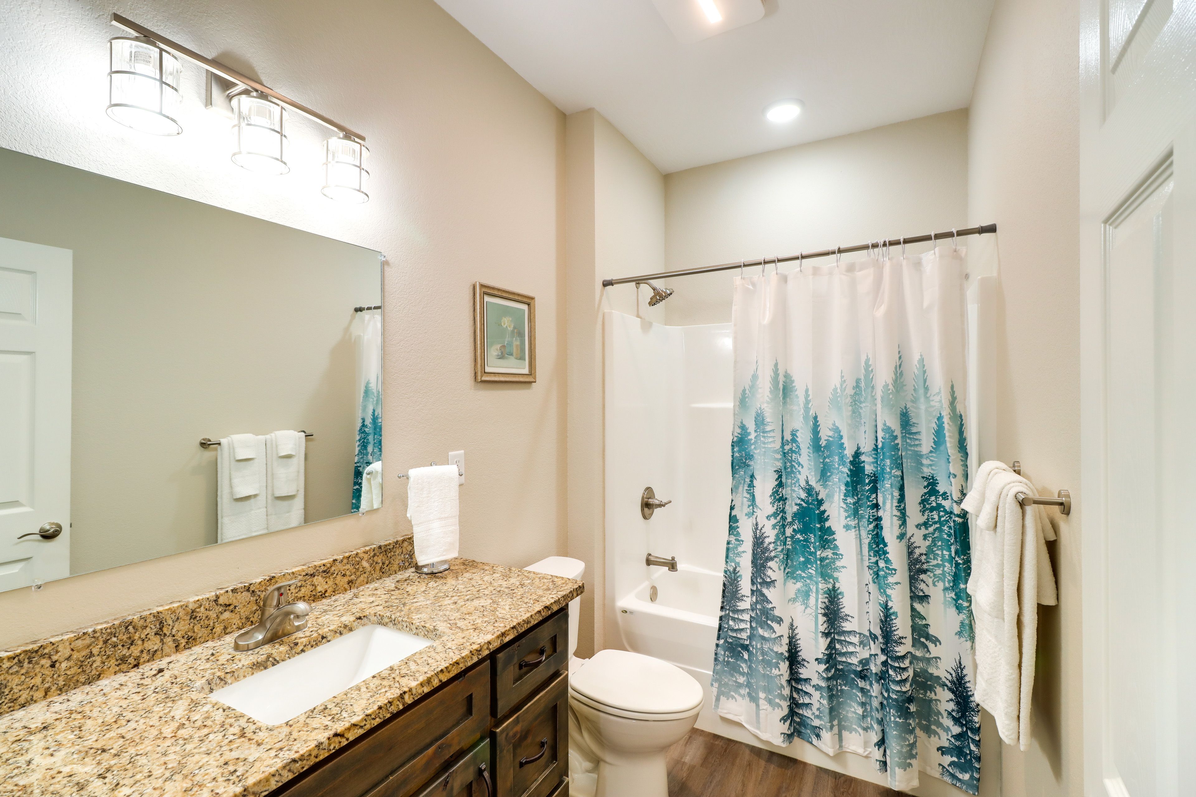 Full Bathroom | Towels Provided