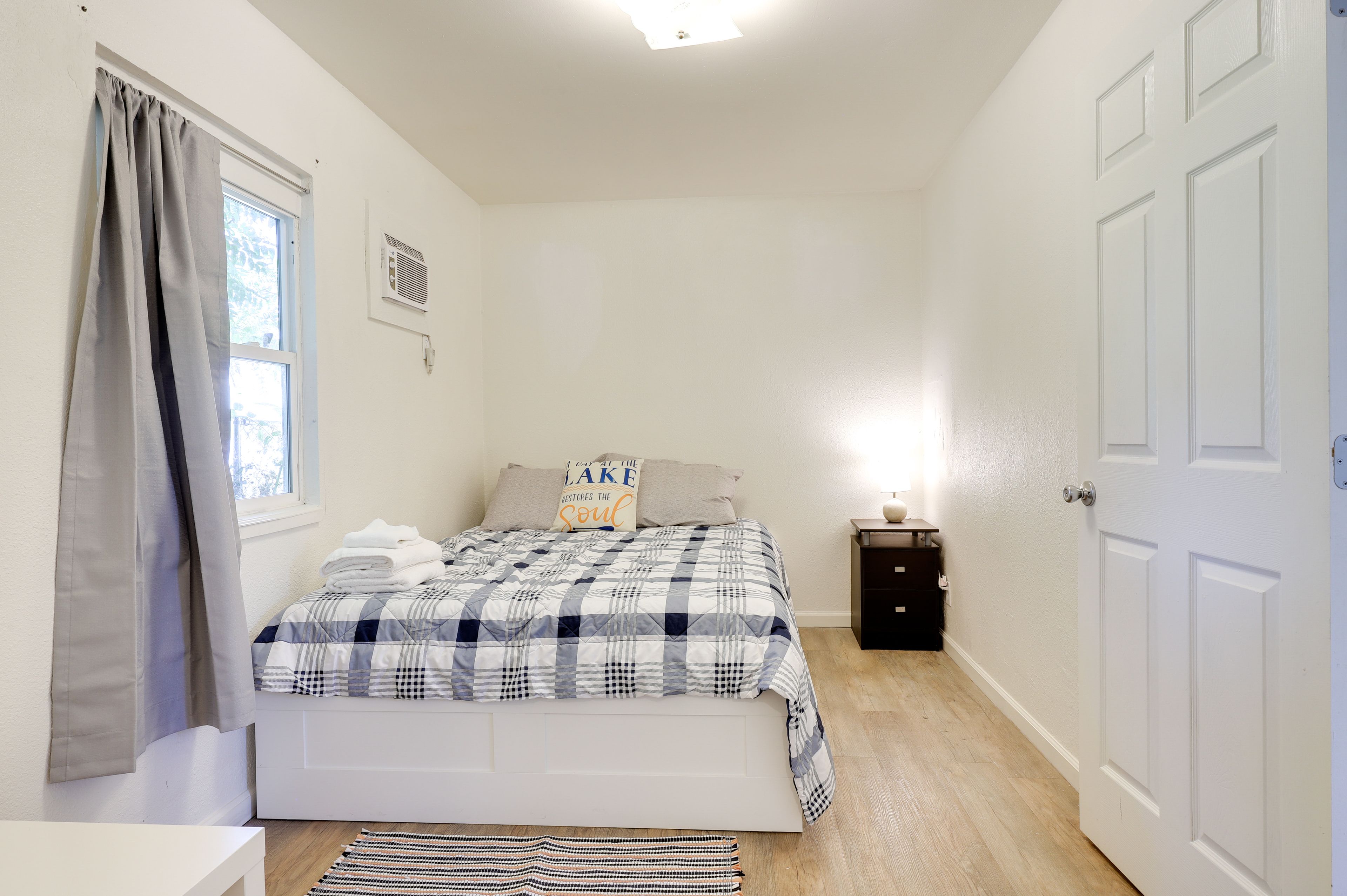Bedroom | Queen Bed