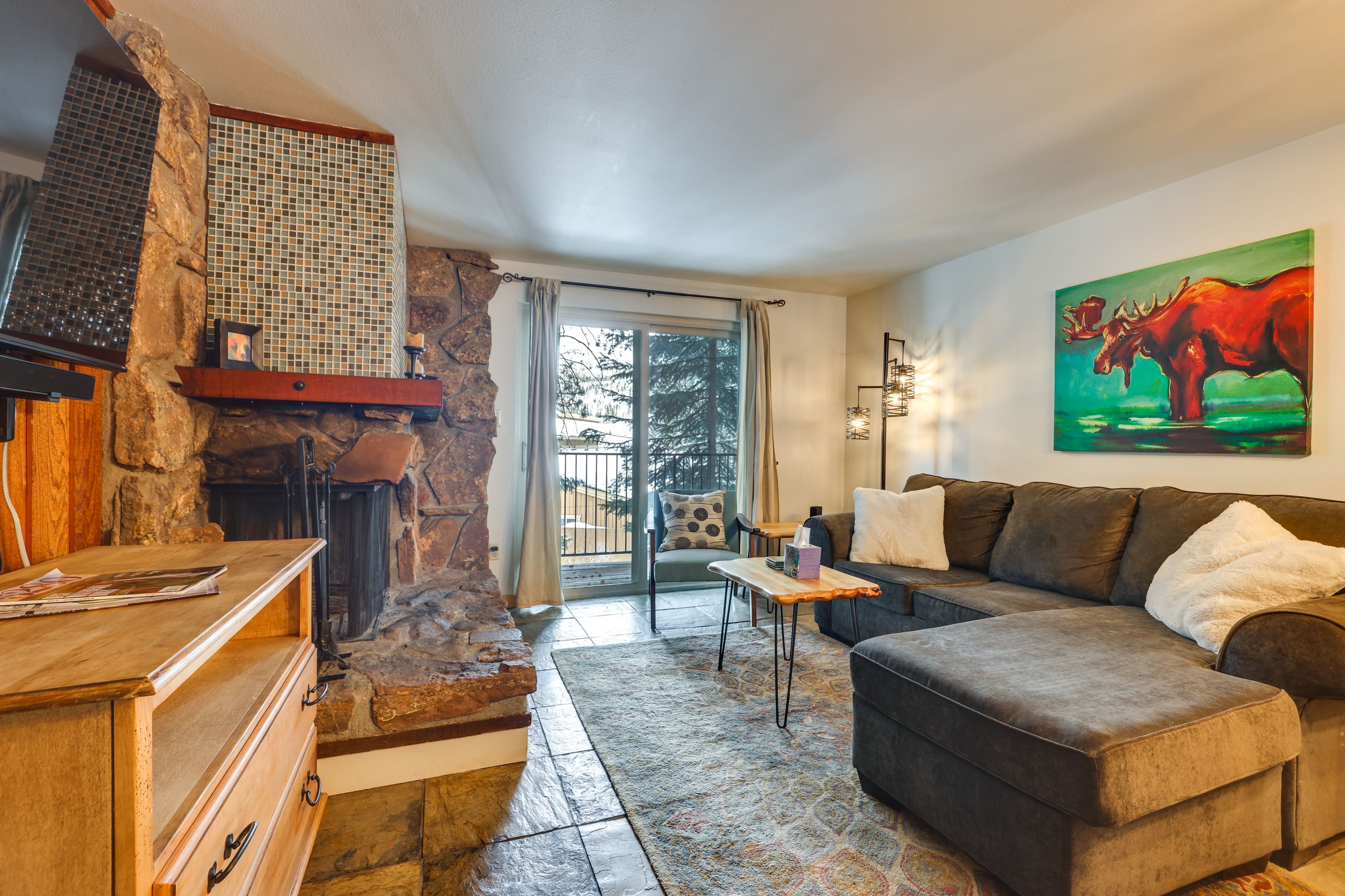 Living Room | Fireplace | Sleeper Sofa | Smart TV | Free WiFi