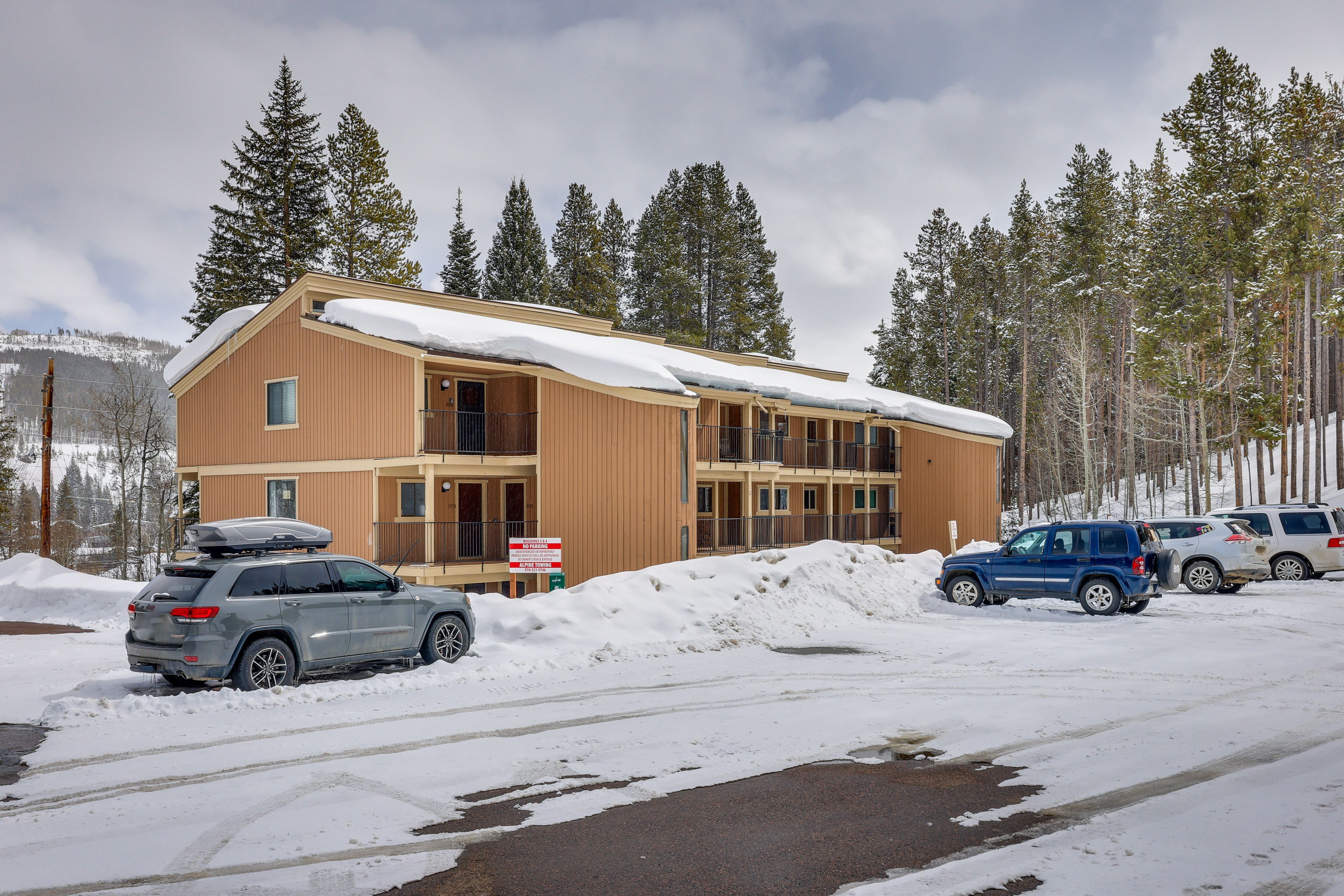 Community Parking Lot (1 Vehicle)