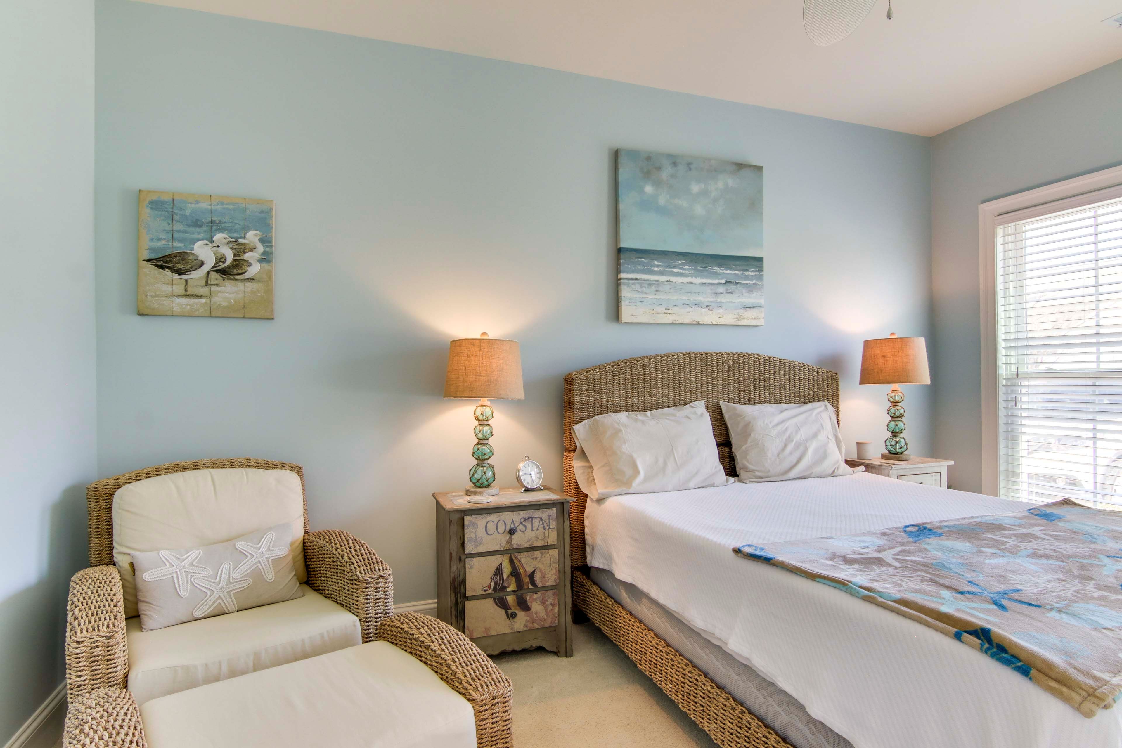 Bedroom 1 | Queen Bed | 1st Floor