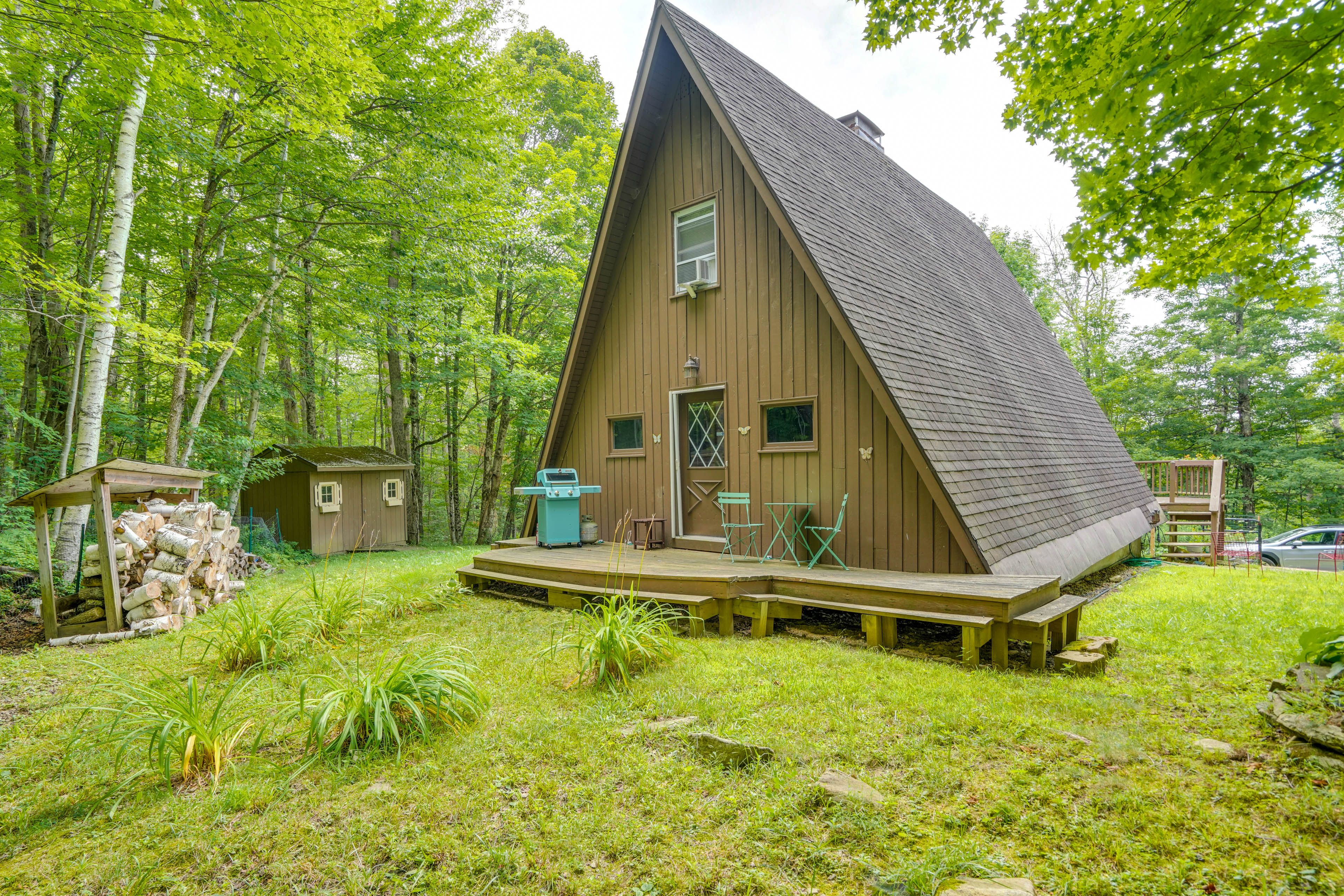 Becket Vacation Rental | 2BR | 1BA | 1,100 Sq Ft | Stairs Required to Enter