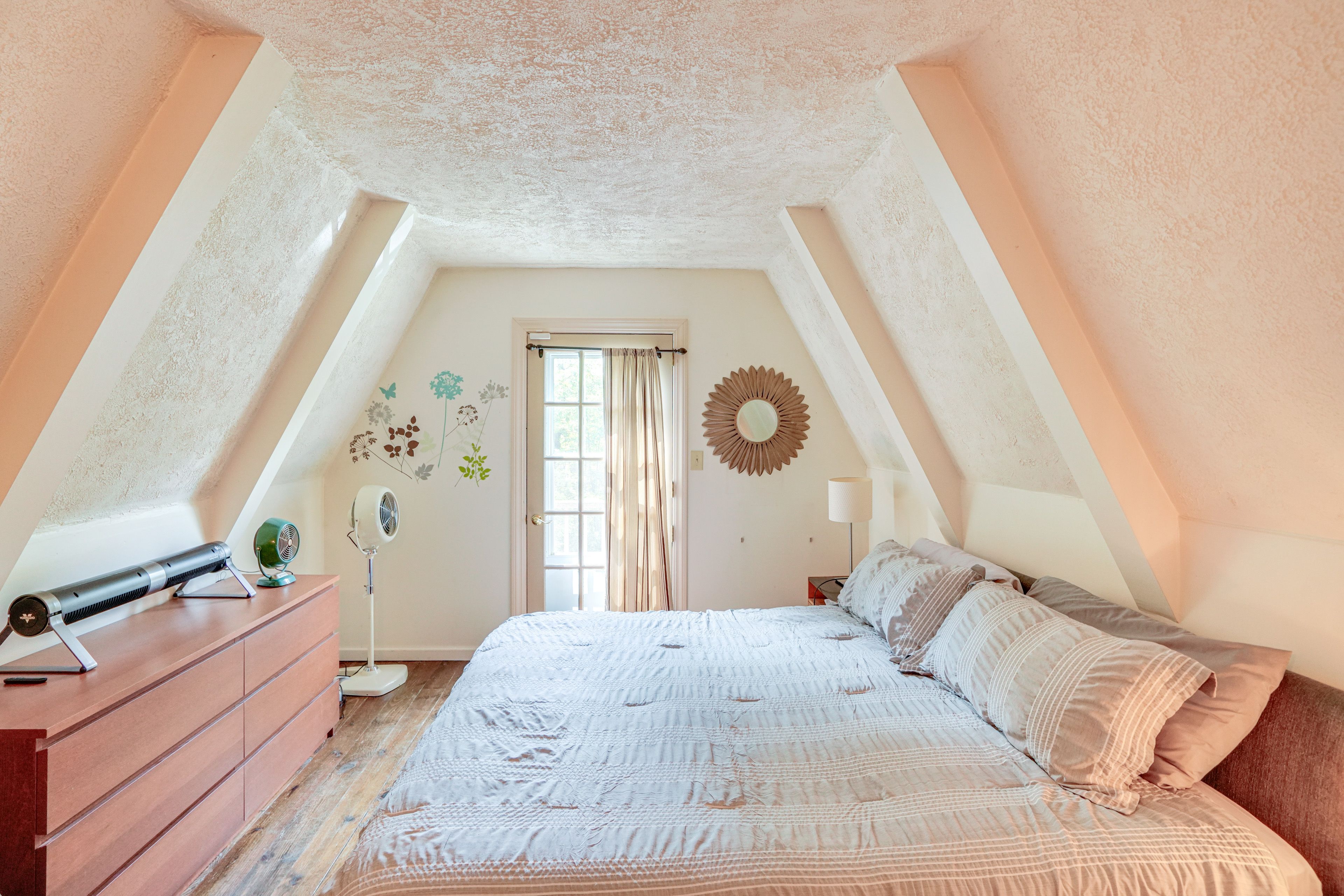 Bedroom 1 | King Bed | 2nd Floor | Linens Provided
