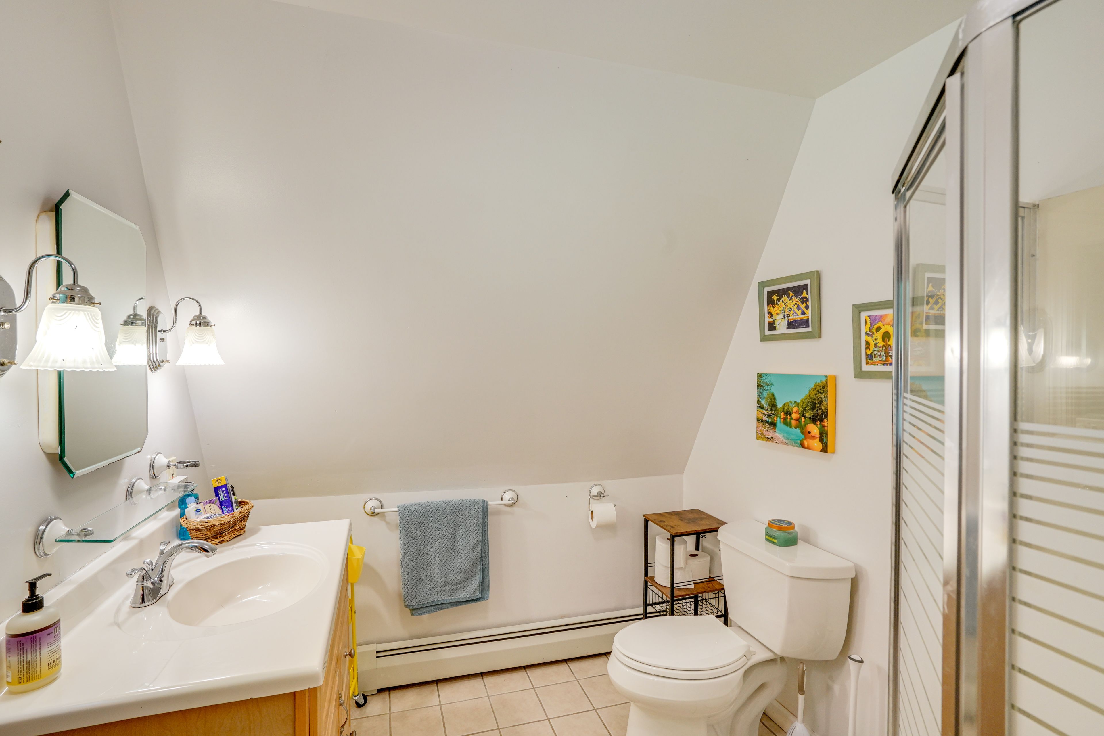 Full Bathroom | 1st Floor | Towels Provided