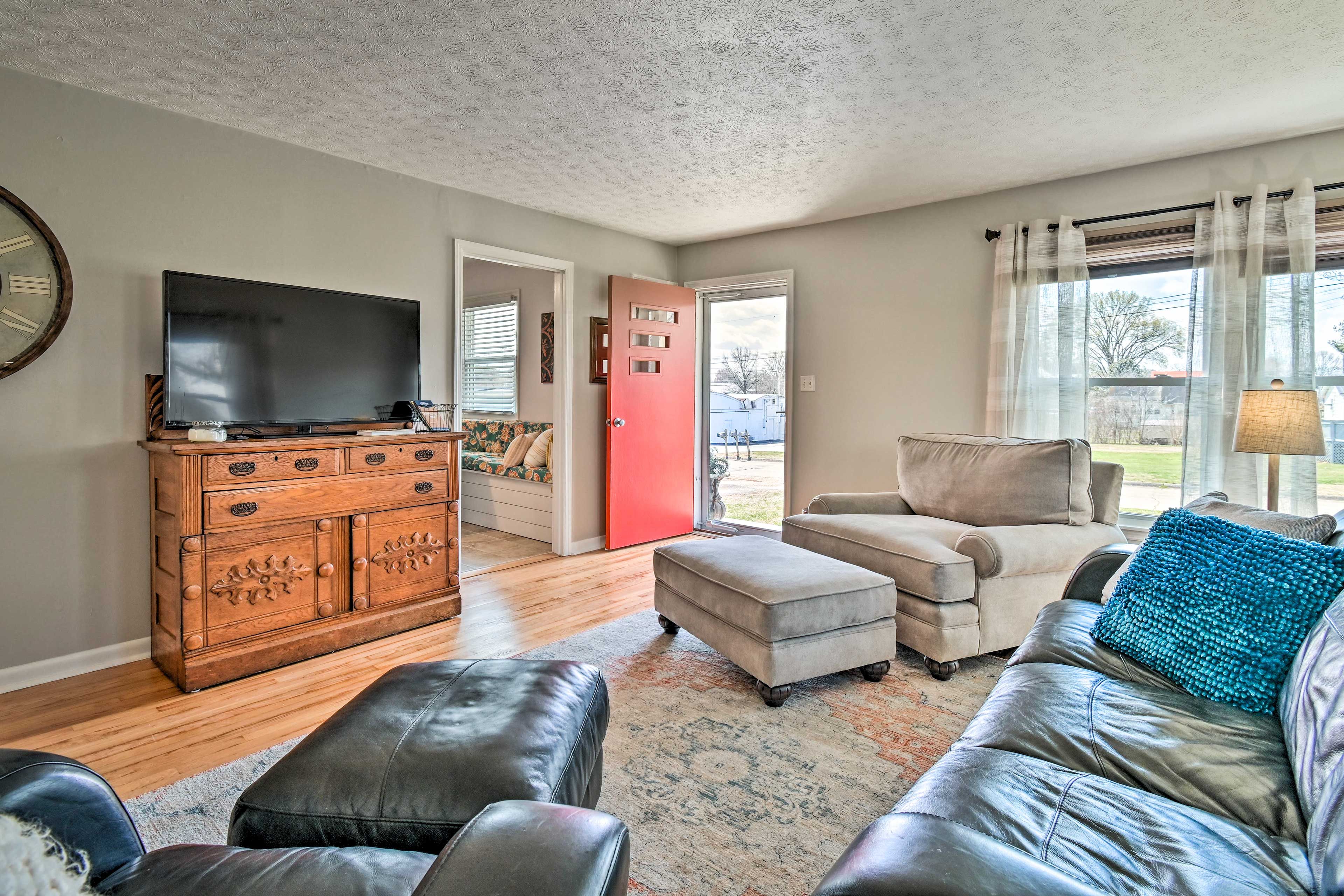 Living Area | Smart TV | Board Games & Books
