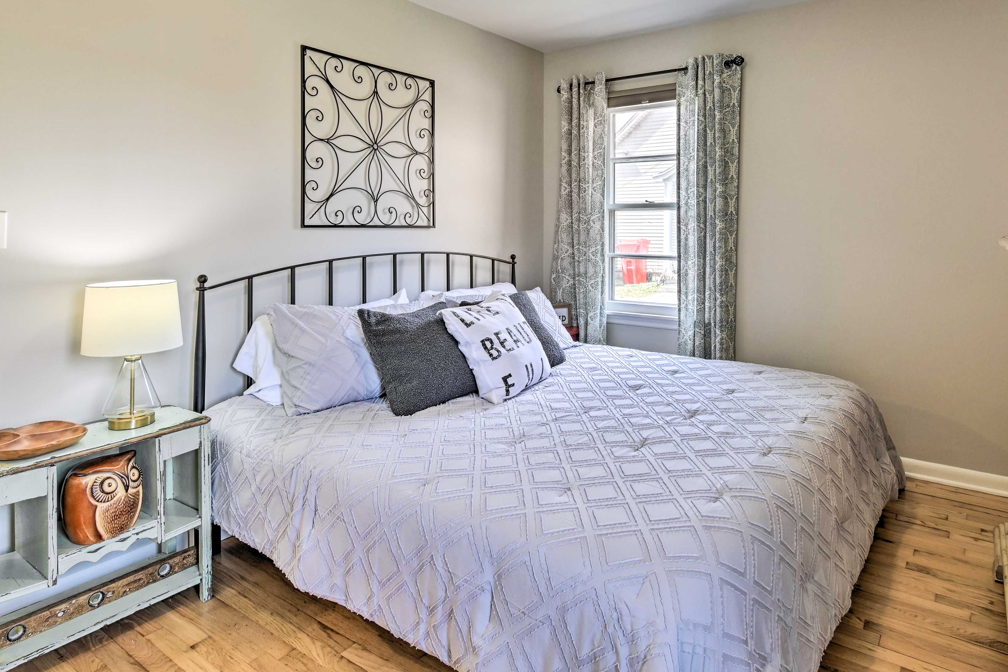 Bedroom 1 | King Bed | Smart TV