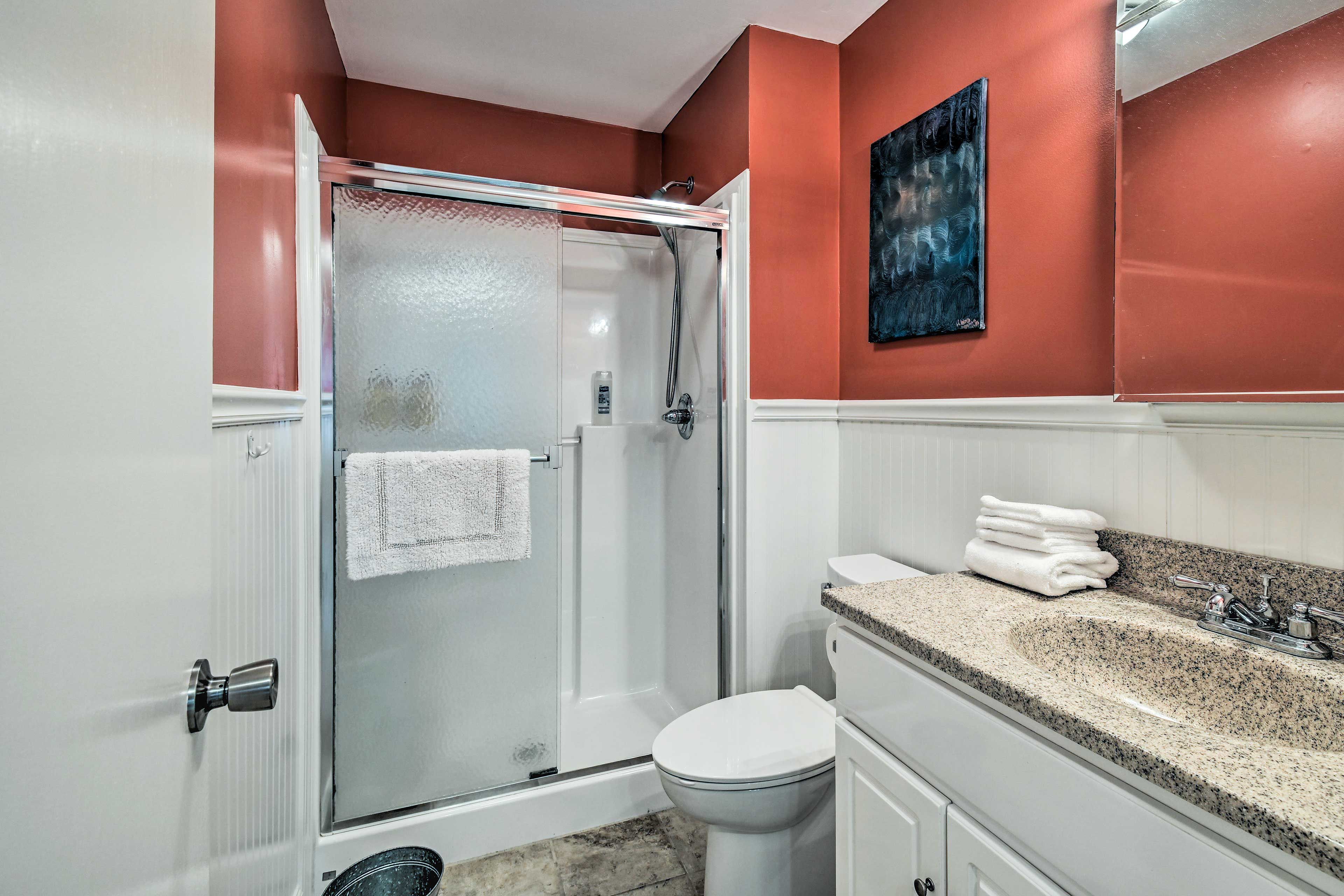 Full Bathroom | Complimentary Toiletries