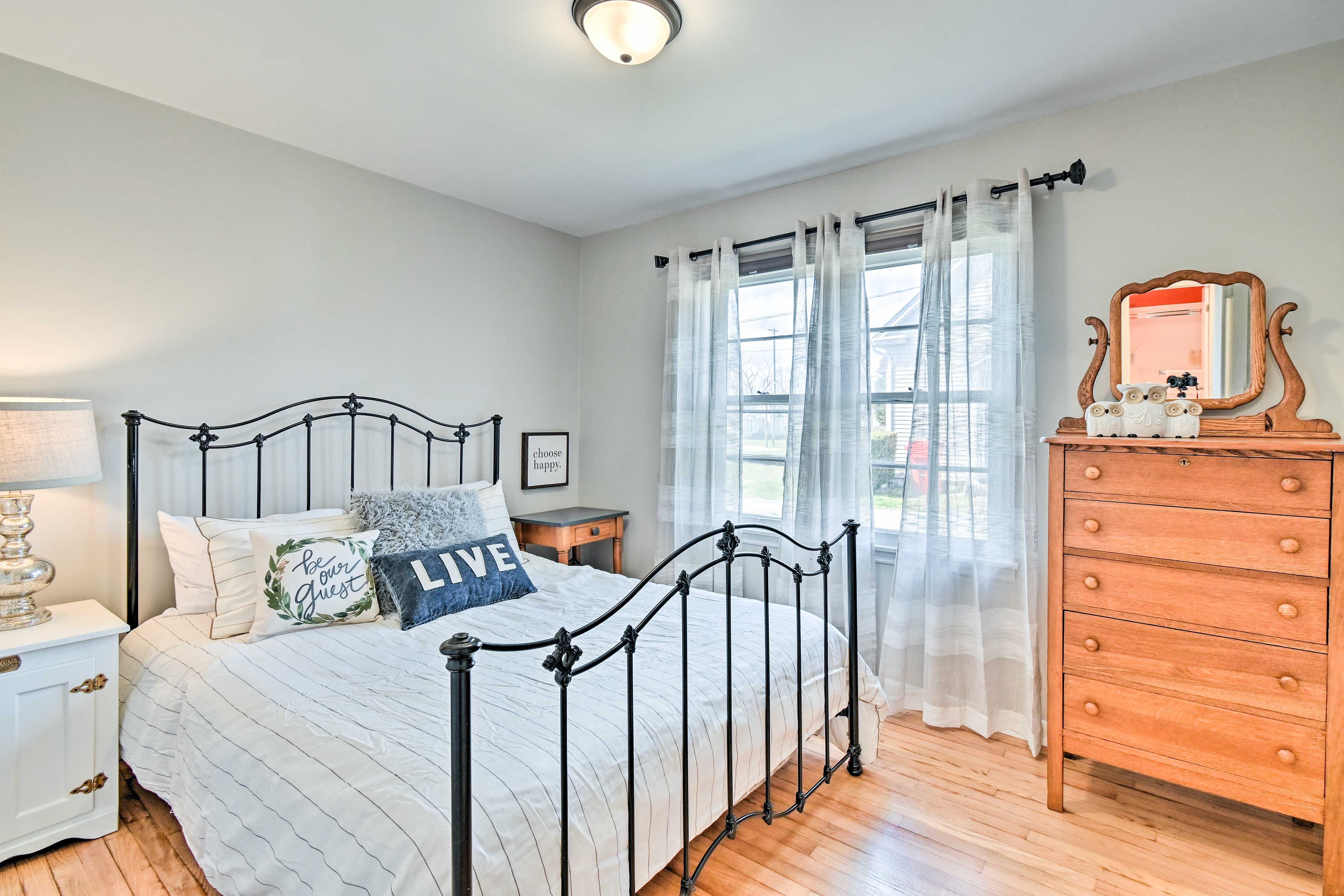 Bedroom 2 | Queen Bed