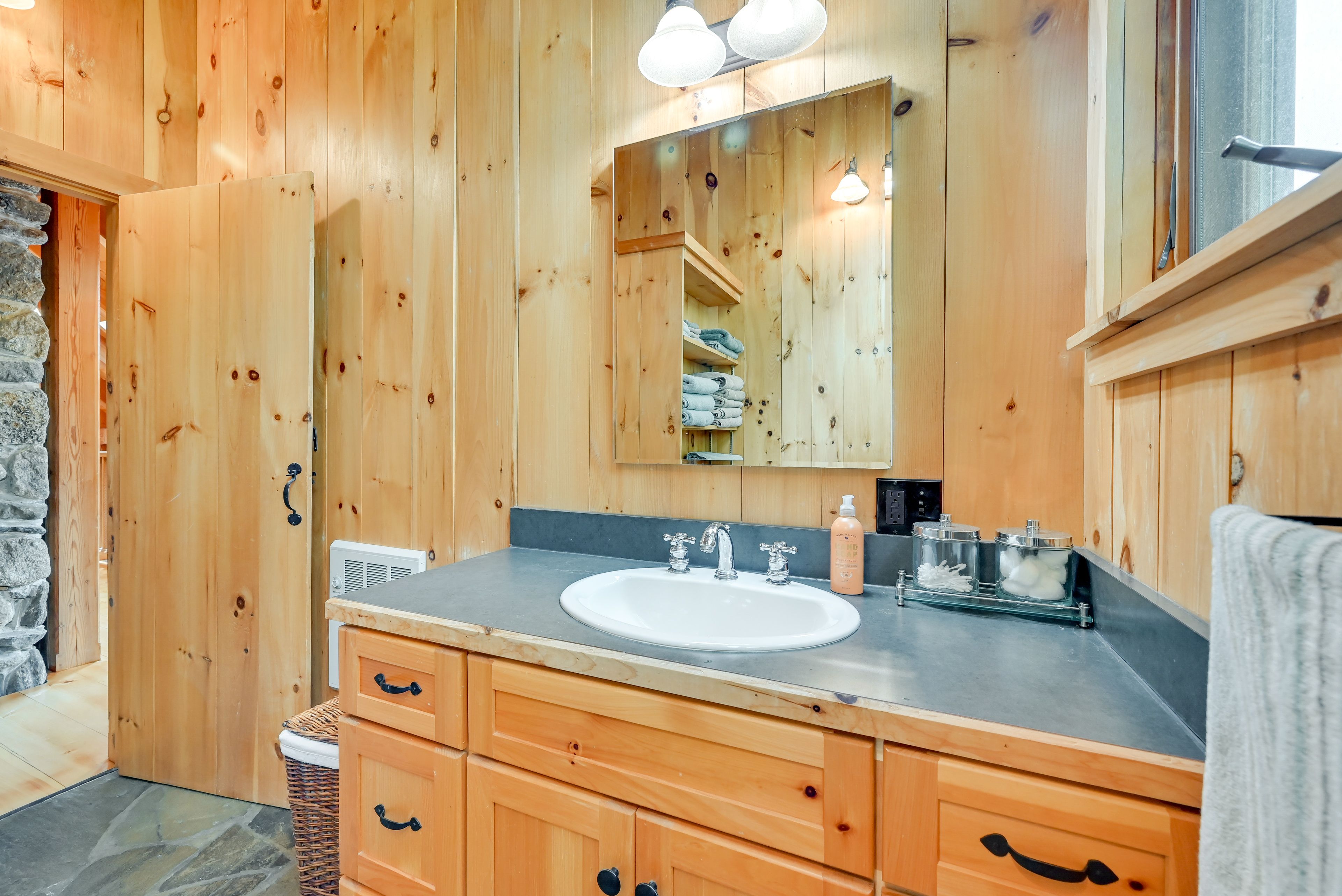 Full Bathroom | 2nd Floor | Towels Provided | Complimentary Toiletries
