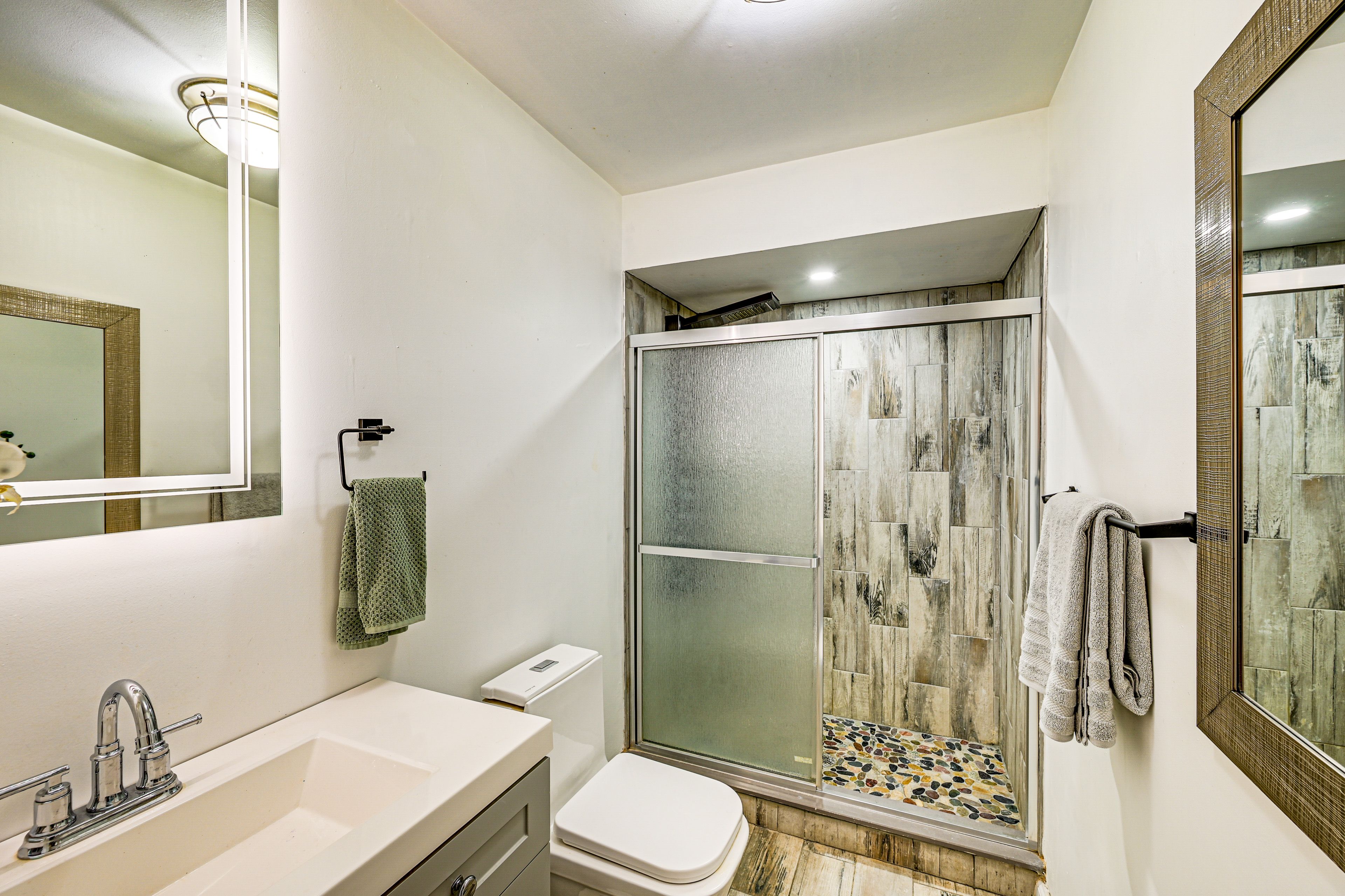 Full Bathroom | 1st Floor | Towels Provided