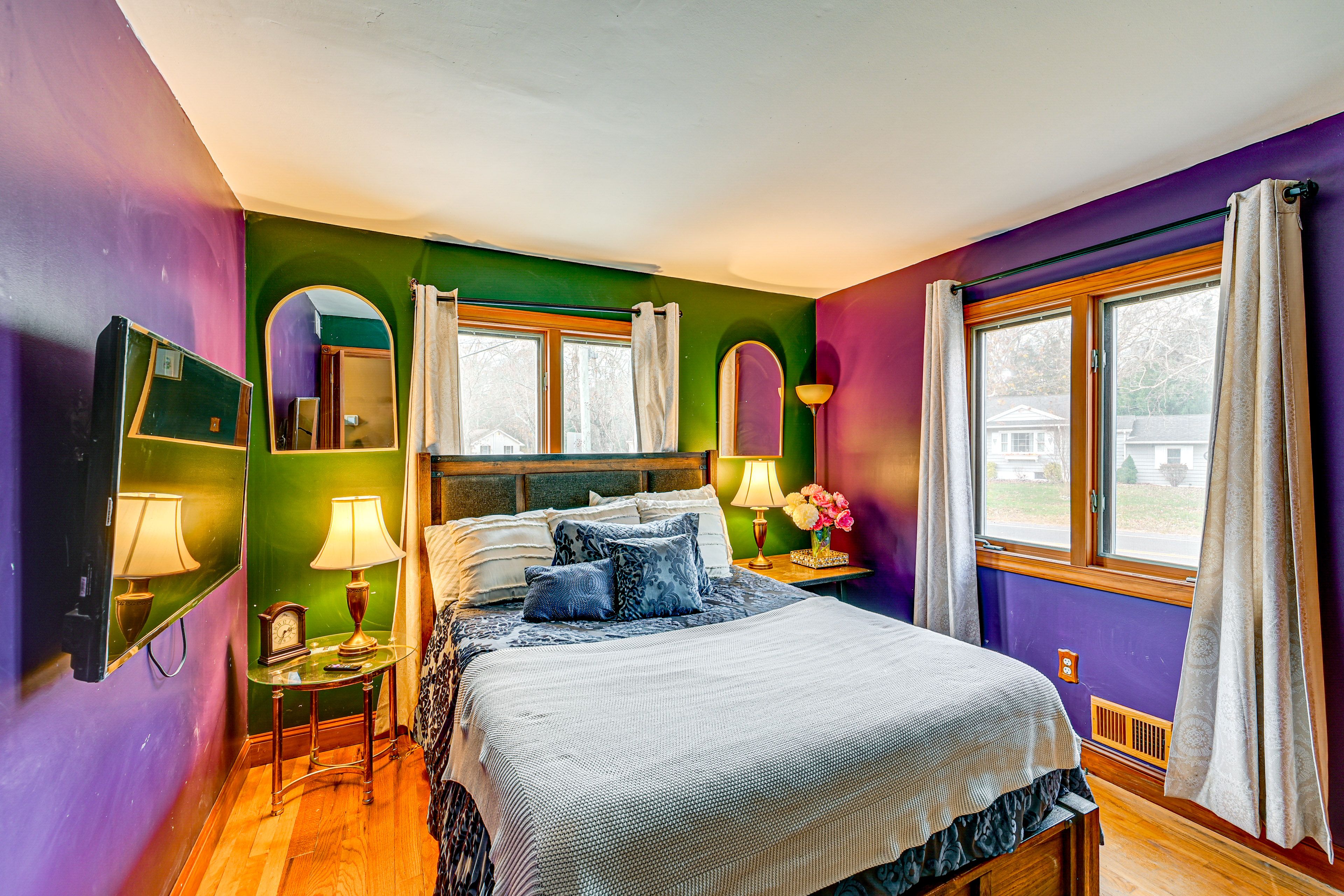 Bedroom 2 | 1st Floor | Queen Bed | Smart TV