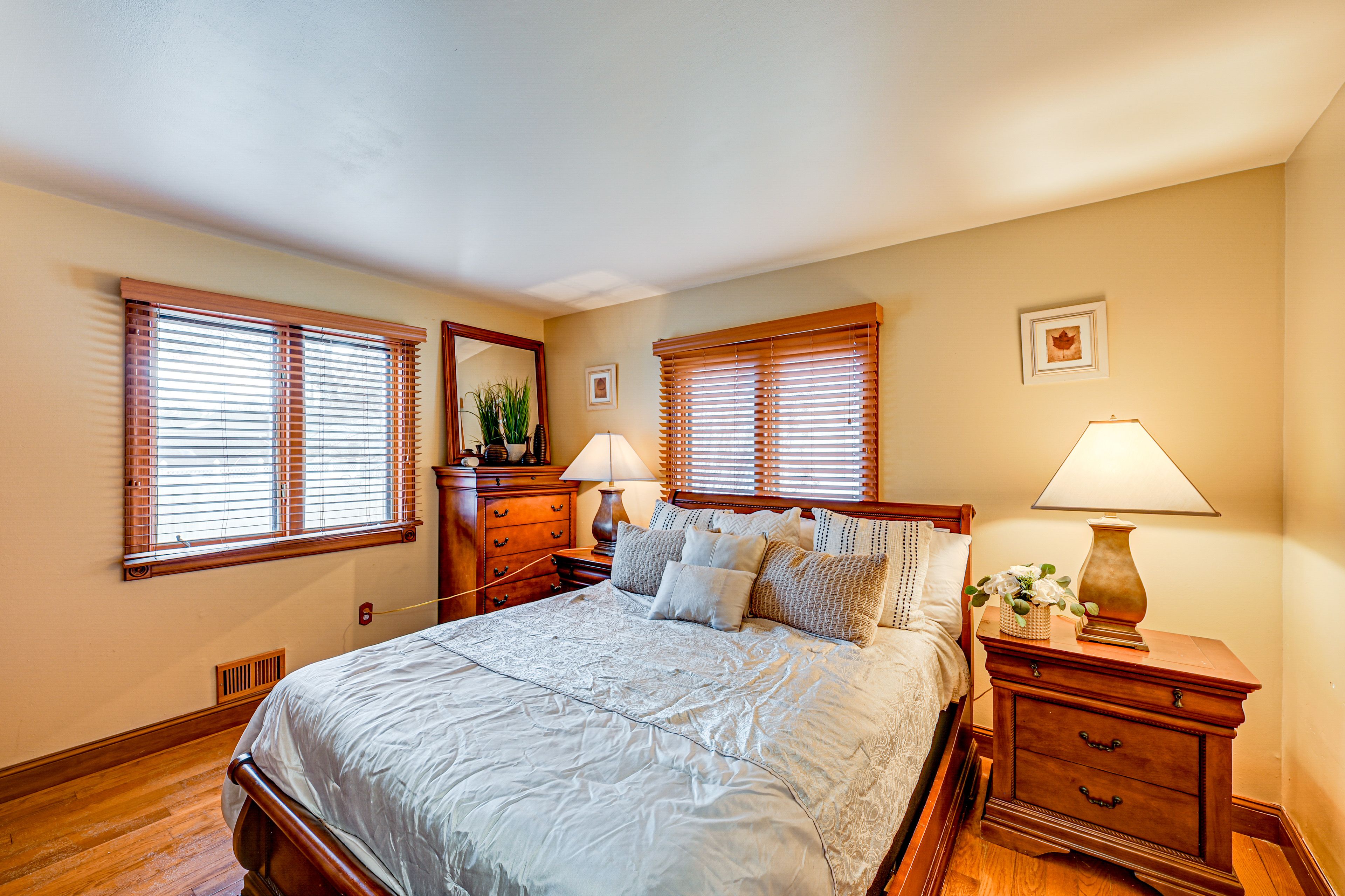 Bedroom 1 | 1st Floor | Queen Bed | Linens Provided | Smart TV