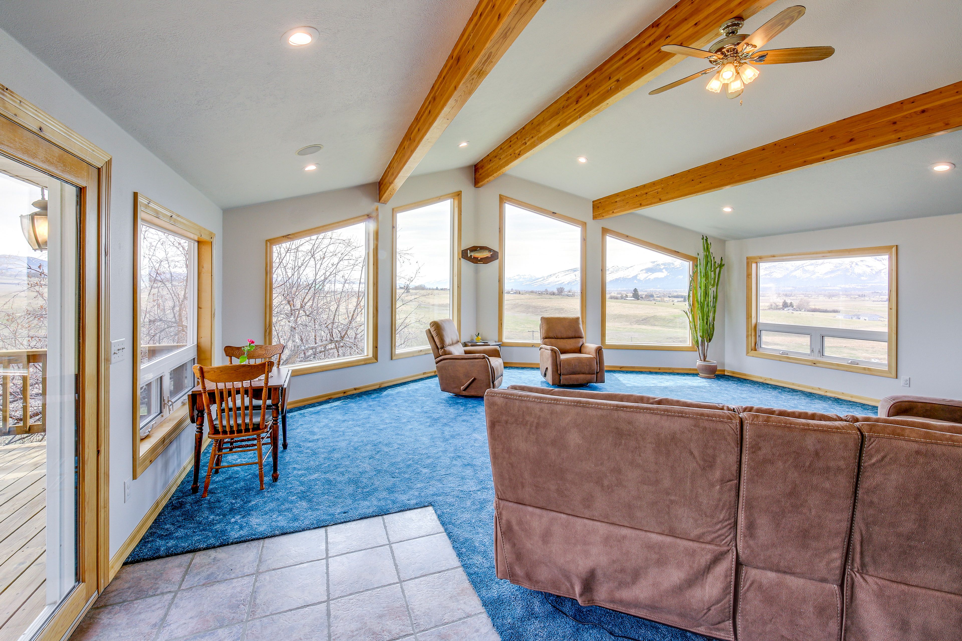 Living Room | Free WiFi (Fiber Optic, 100 Mbps)
