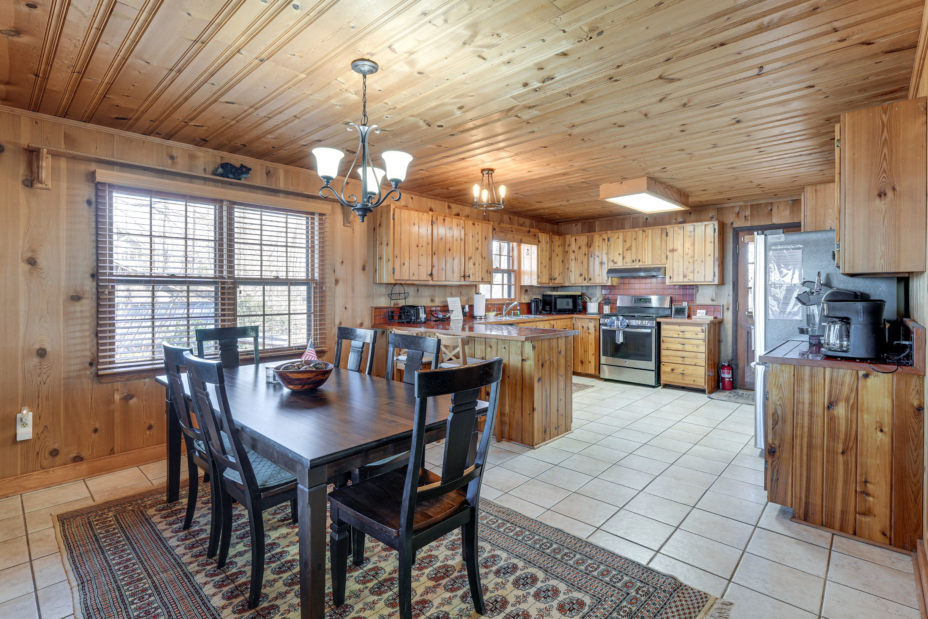 Kitchen | Dining Area | Keurig & Drip Coffee Maker