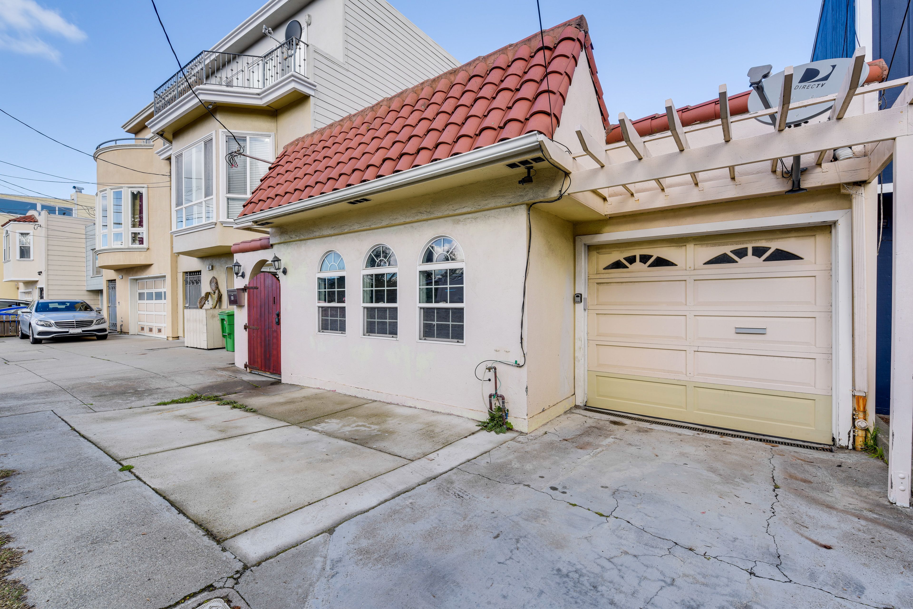 Parking | Driveway (1 Vehicle) | Free 2-Hour Street Parking (Sat & Sun Free)