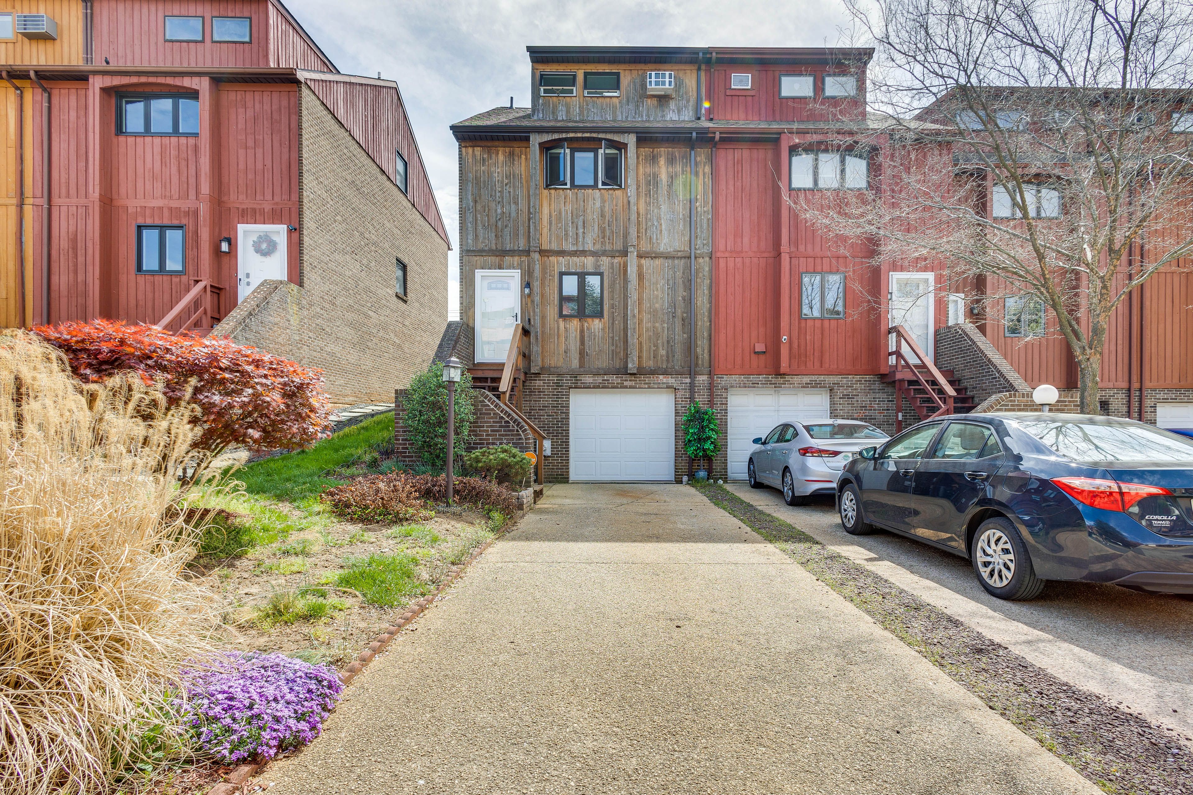 Property Exterior | Driveway (2 Vehicles)